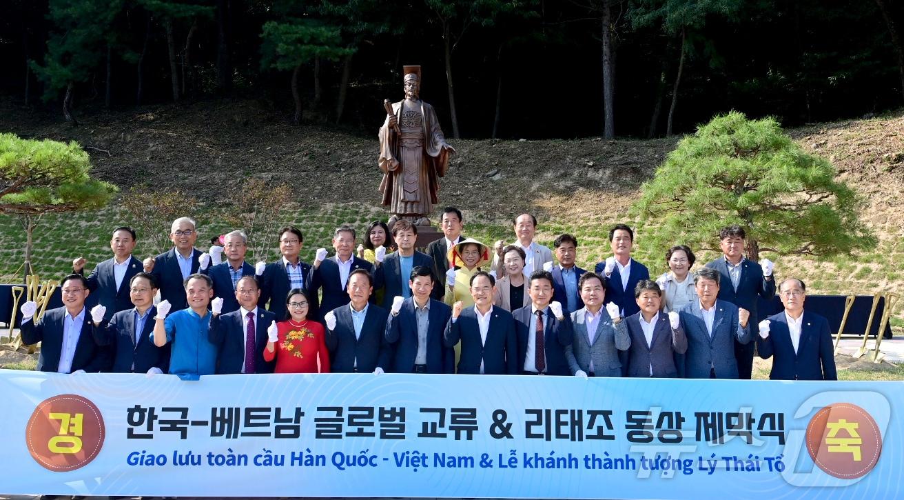 본문 이미지 - 경북도는 25일 봉화군 봉성면 충효당 일원에서 열린 ‘한-베트남 글로벌 교류 행사’에 베트남 문화체육관광부 대표단을 초청해 문화·관광 협력 강화를 약속했다.(경북도 제공,재판매 및 DB 금지) ⓒ News1 김대벽기자