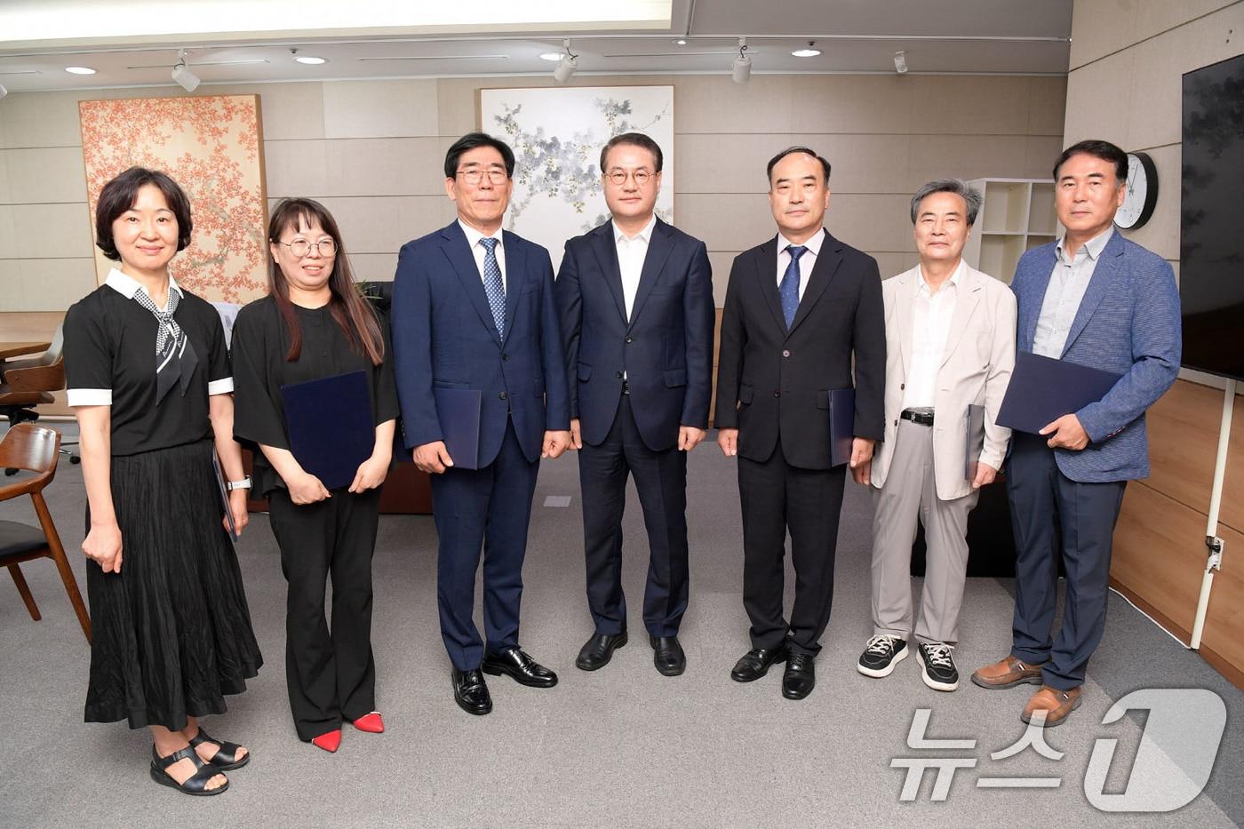 본문 이미지 - 김영문 광주시 문화경제부시장이 25일 시청에서 송형길 신임 광주인재평생교육진흥원장에게 임명장을 전달한 후 기념촹영을 하고 있다.(광주시 제공. 재판매 및 DB 금지) 2025.8.25/뉴스1 