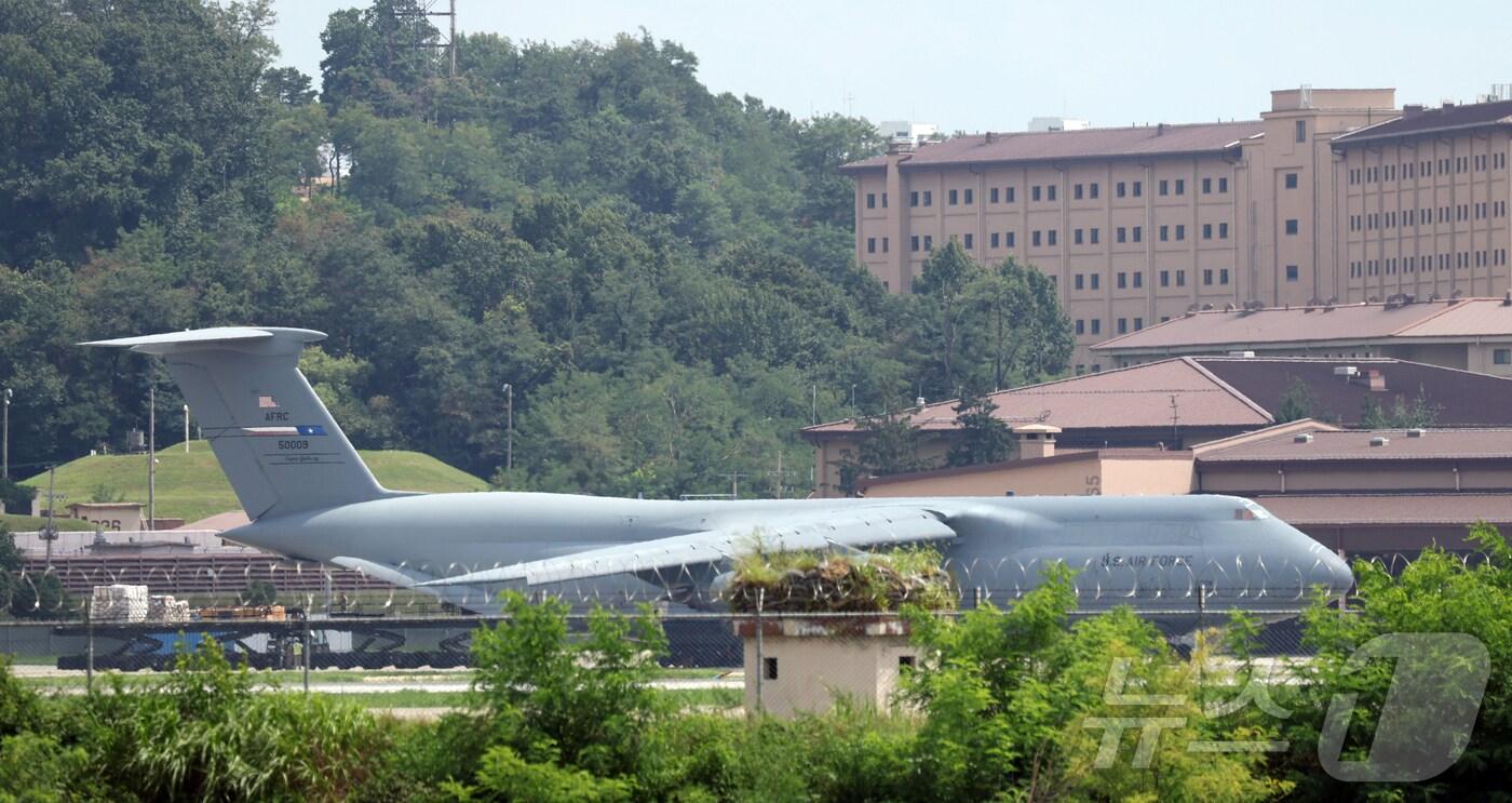 이재명 대통령과 도널드 트럼프 미국 대통령의 한미 정상회담이 하루 앞으로 다가온 가운데 이번 정상회담에서는 &#39;방위비 청구서&#39;로 불리는 트럼프 대통령의 안보비용 분담 요구가 거셀 것으로 예상된다. 사진은 25일 경기 평택시 주한미군 오산공군기지에 C-5 수송기가 계류되어 있는 모습. 2025.8.25/뉴스1 ⓒ News1 김영운 기자
