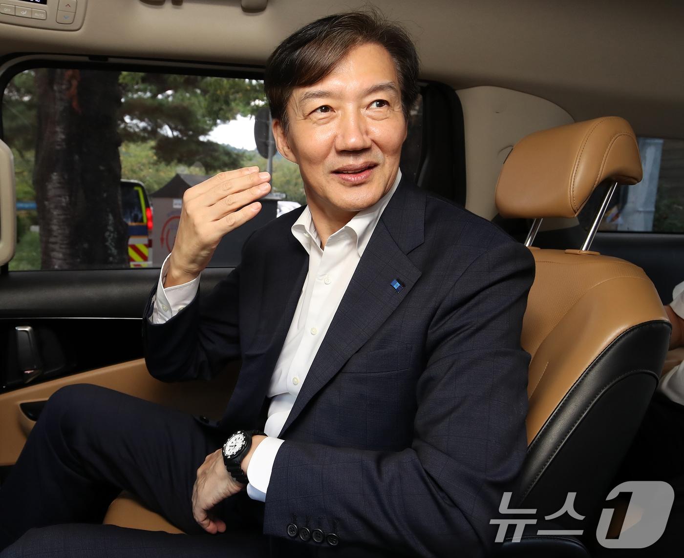 본문 이미지 - 조국 조국혁신당 혁신정책연구원장이 25일 경남 김해시 진영읍 봉하마을에서 뉴스1과 인터뷰하고 있다. 2025.8.25/뉴스1 ⓒ News1 윤일지 기자