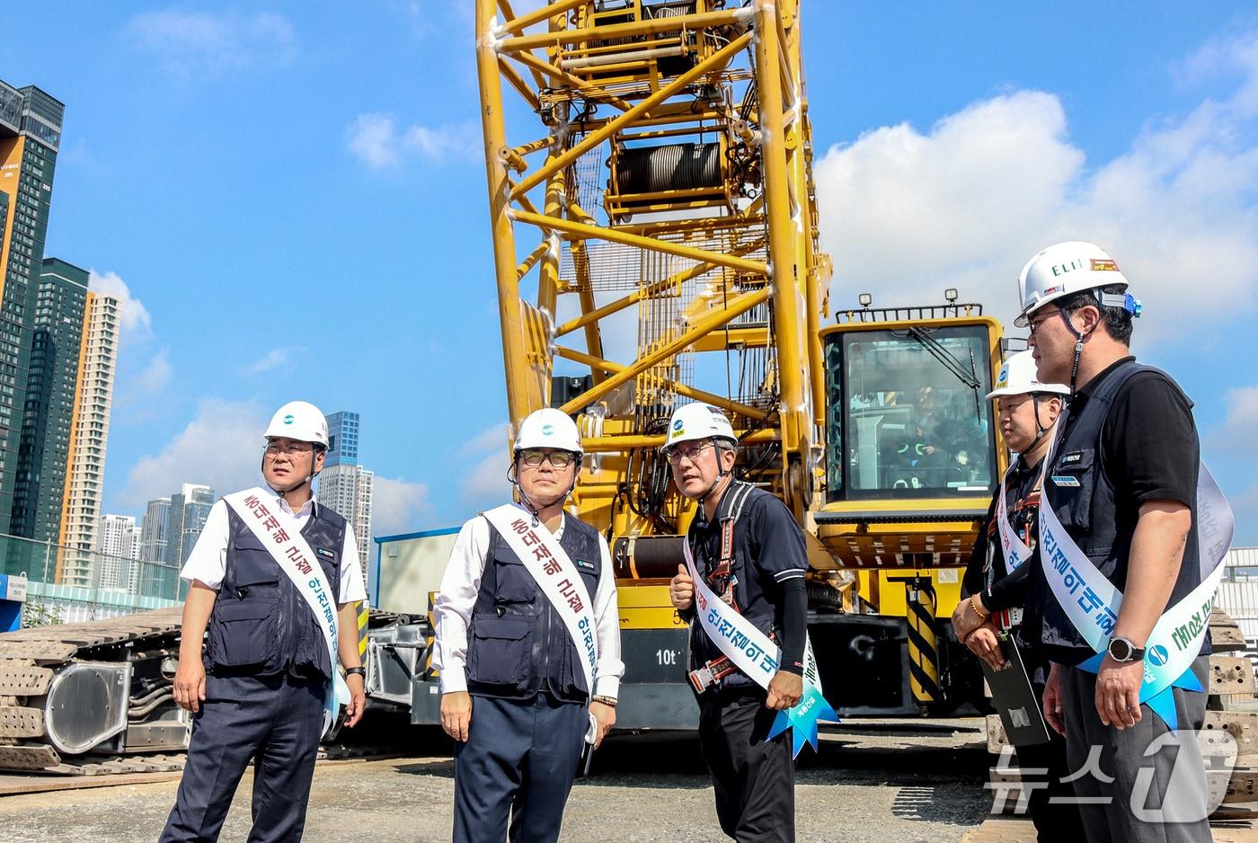 계룡건설 윤길호 대표이사(왼쪽에서 두 번째)가 ‘안전한 일터 프로젝트’ 결의대회와 함께 현장 안전 점검을 진행하고 있다. (계룡건설 제공. 재판매 및 DB금지)2025.8.25/뉴스계룡건설