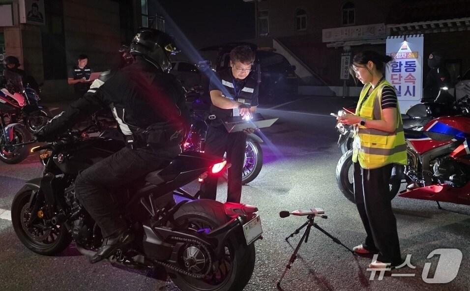 본문 이미지 - 지난 22일 울주군 서생 해안도로 일원에서 이륜차 소음 단속이 진행되고 있다. &#40;울주군 제공. 재판매 및 DB 금지&#41; /뉴스1 