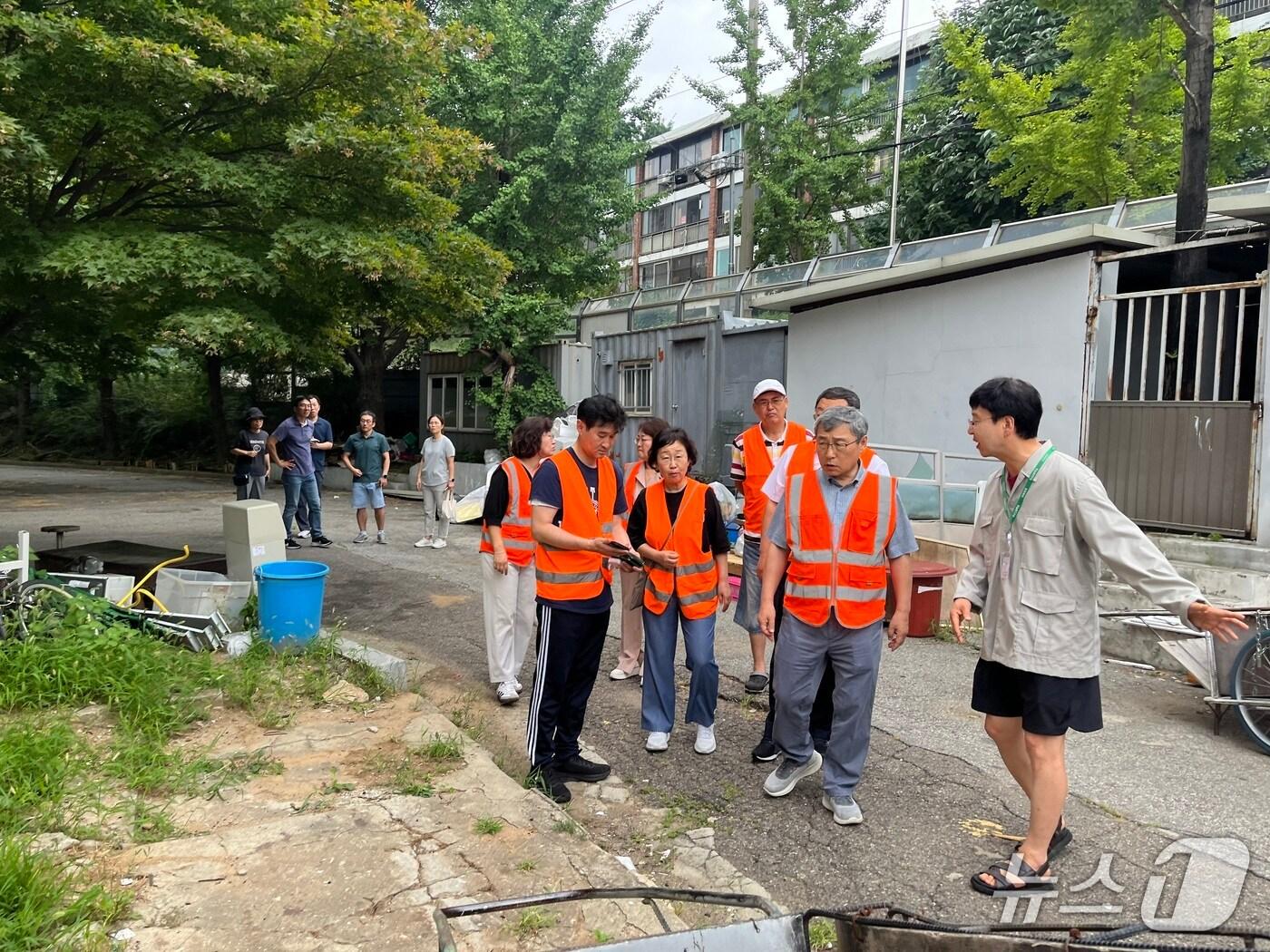 본문 이미지 - 수류탄이 발견된 고등학교를 방문한 정근식 서울시교육감. (서울시교육청 제공)