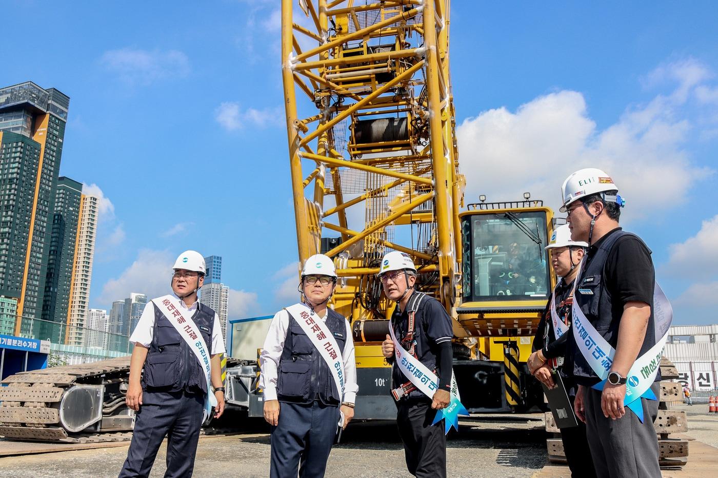 계룡건설 윤길호 대표이사(왼쪽에서 두 번째)가 현장 안전 점검을 진행하고 있다(계룡건설 제공).뉴스1 ⓒ News1