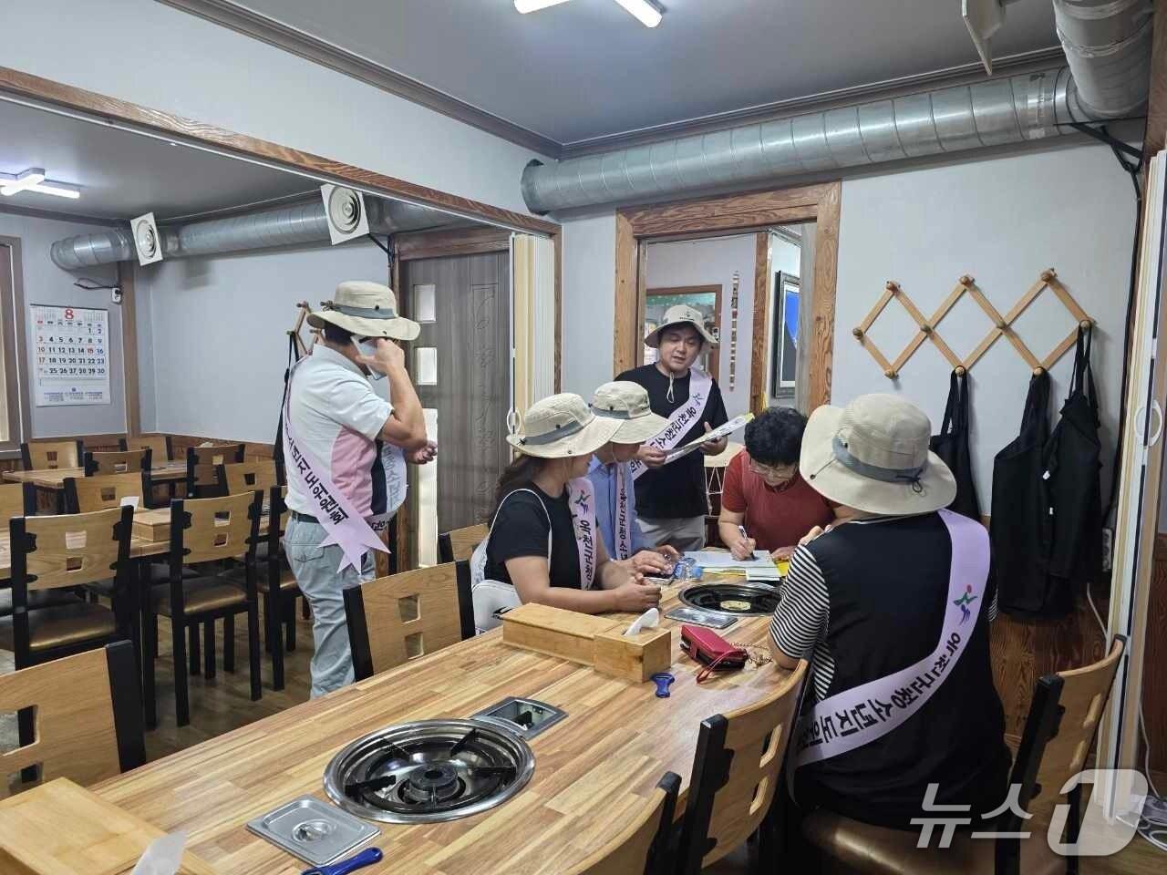 본문 이미지 - 옥천군 학교 주변 유해환경 합동 점검 장면( 옥천군 제공, 재판매 및 DB금지) /뉴스1