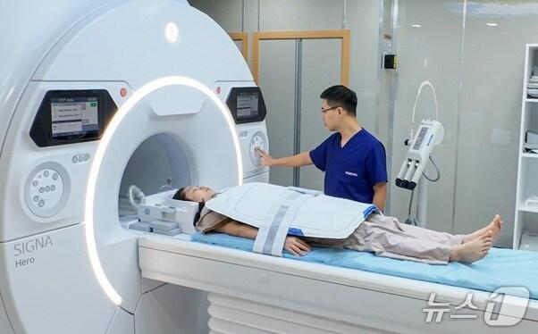 본문 이미지 - 의사 10명과 직원 70여명이 상주하는 &#39;H+하노이&#39;는 토털건강검진센터와 내과, 외과, 소아청소년과, 산부인과, 응급의학과, 치과, 이비인후과, 안과, 피부과, 마취통증의학과, 진단검사의학과, 영상의학과&#40;소화기내시경&#41; 등 ‘폴리클리닉’ 12개 과목을 운영한다.&#40;H+양지병원 제공&#41;