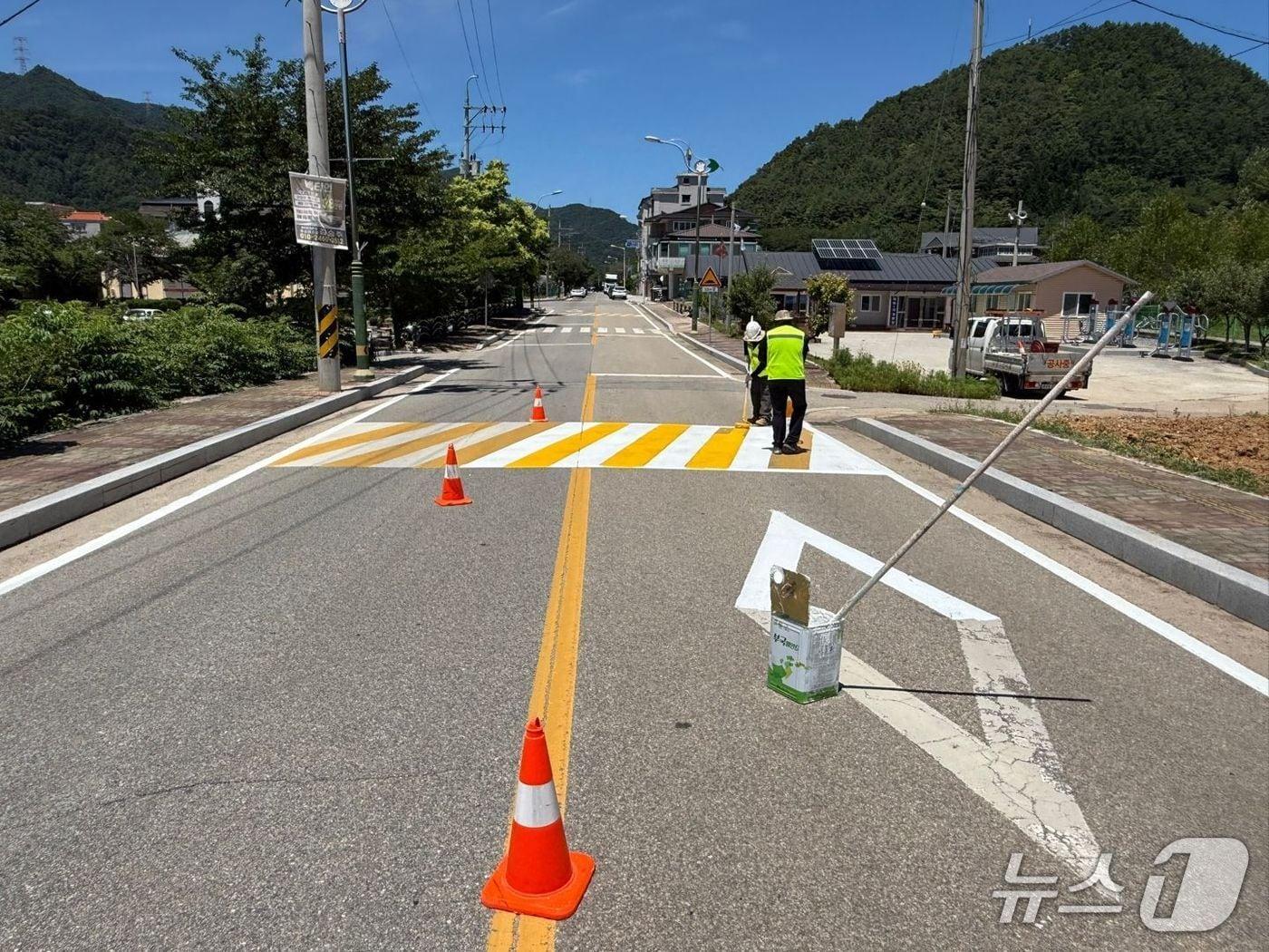 본문 이미지 - 강원 평창군이 최근 지역 8개 읍면 전역에서 도시계획도로 차선도색 사업을 마무리했다. (평창군 제공. 재판매 및 DB금지) 2025.8.25/뉴스1