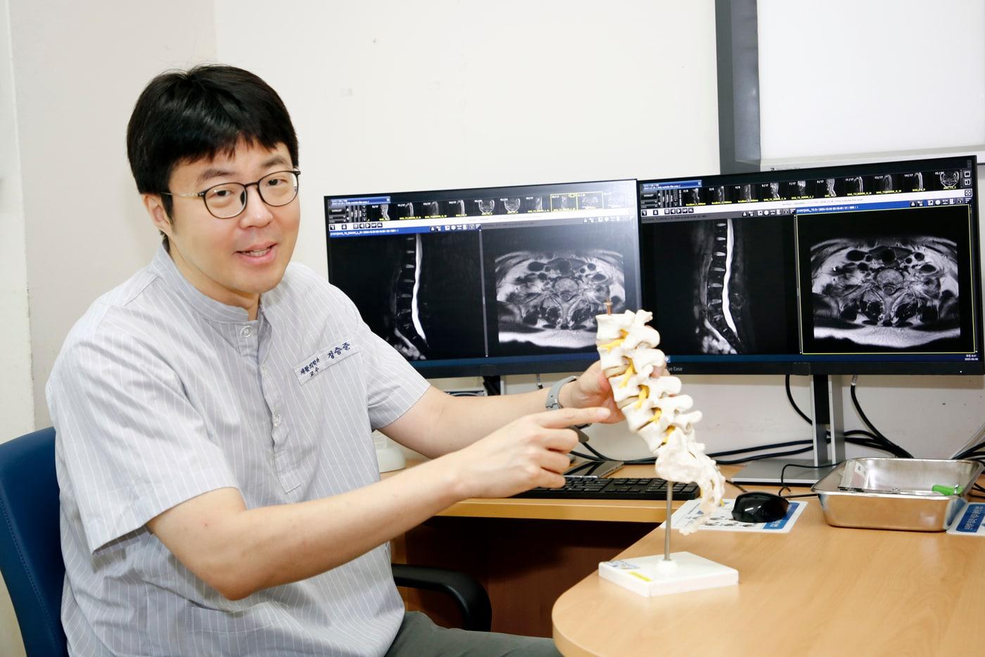 정승준 강동경희대병원 재활의학과 교수가 진료실에서 추간판 탈출증에 대해 설명하고 있다(강동경희대병원 제공)