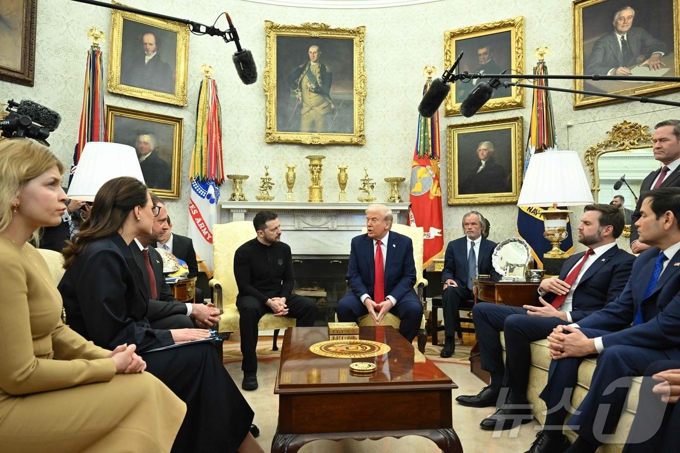 지난 2월 28일 미국 워싱턴DC 백악관의 대통령 집무실&#40;오벌 오피스&#41;에서 볼로디미르 젤렌스키 우크라이나 대통령과 도널드 트럼프 미국 대통령이 카메라 앞에서 회담을 갖고 있다. ⓒ AFP=뉴스1