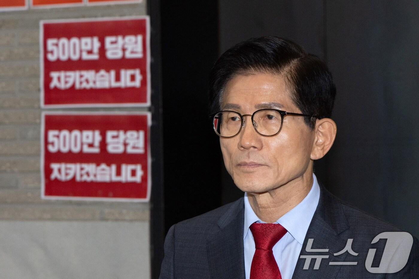 특검의 국민의힘 압수수색 저지 농성 중인 김문수 당대표 후보가 대표 선출을 하루 앞둔 지난 25일 오후 서울 여의도 중앙당사에서 농성을 이어가고 있다. 2025.8.25/뉴스1 ⓒ News1 이승배 기자