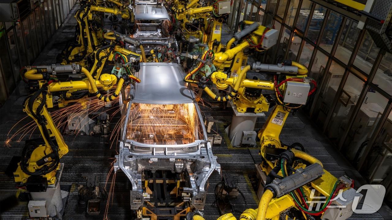 본문 이미지 - 유럽 슬로바키아 공장에서 생산 중인 기아 EV4 해치백 모습.(기아 제공) 