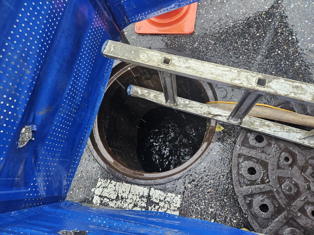 본문 이미지 - 25일 작업자가 추락해 사망한 강서구 염창동의 한 맨홀. 2025.08.25/소방 제공