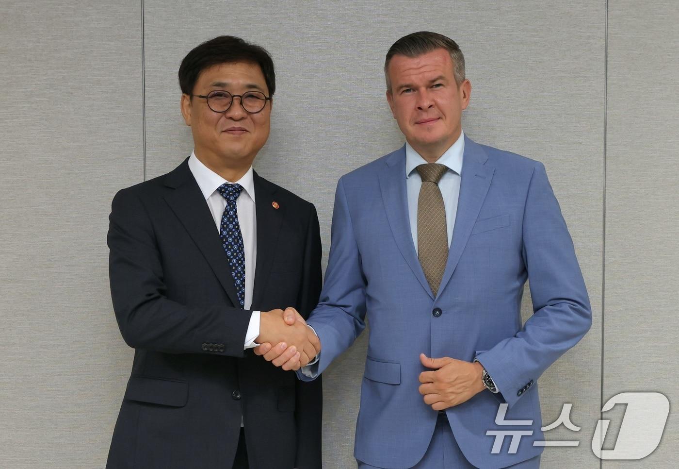최휘영 문화체육관광부 장관이 25일 서울 여의도 국회에서 위톨드 반카 세계도핑방지기구&#40;WADA&#41; 회장과 면담 후 기념 촬영을 하고 있다. &#40;문화체육관광부 제공. 재판매 및 DB 금지&#41; 2025.8.25/뉴스1