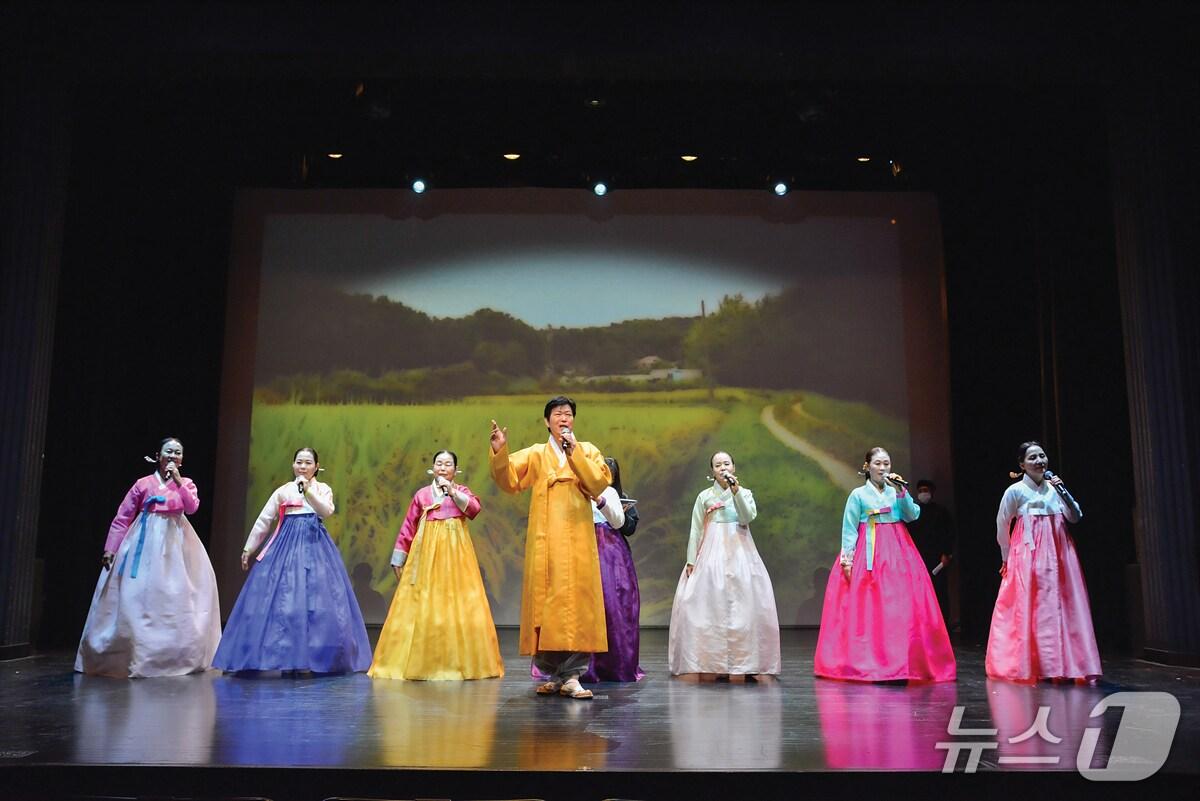 본문 이미지 - 대구시는 26일부터 31일까지 대구문화예술회관에서 '2025 대구시무형유산 제전'을 연다고 25일 밝혔다. 사진은 대구시 무형유산 동부민요 공연 모습. (대구시 제공. 재판매 및 DB 금지)/뉴스1