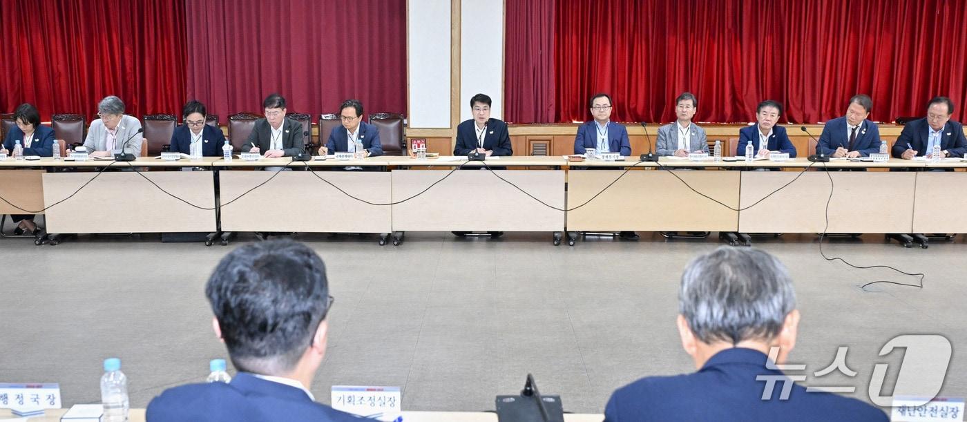 대구시가 조직 갈등과 운영 난맥상에 빠진 대구문화예술진흥원에 대해 특별감사를 통한 혁신 방안 마련을 지시했다. 사진은 25일 열린 대구시 확대 간부회의 모습. (대구시 제공. 재판매 및 DB 금지) 2025.8.25/뉴스1