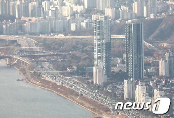 본문 이미지 - 서울 성동구 고급 아파트인 '트리마제' 옆에 위치한 성수전략정비구역.ⓒ News1 이성철 기자 