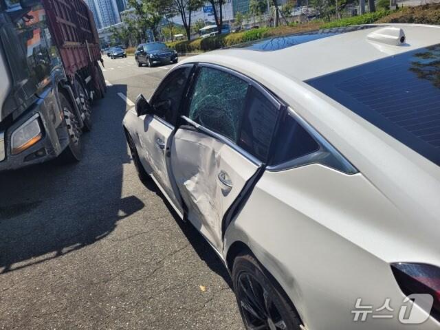 본문 이미지 - 사고 승용차량.&#40;부산 연제경찰서 제공. 재판매 및 DB금지&#41;