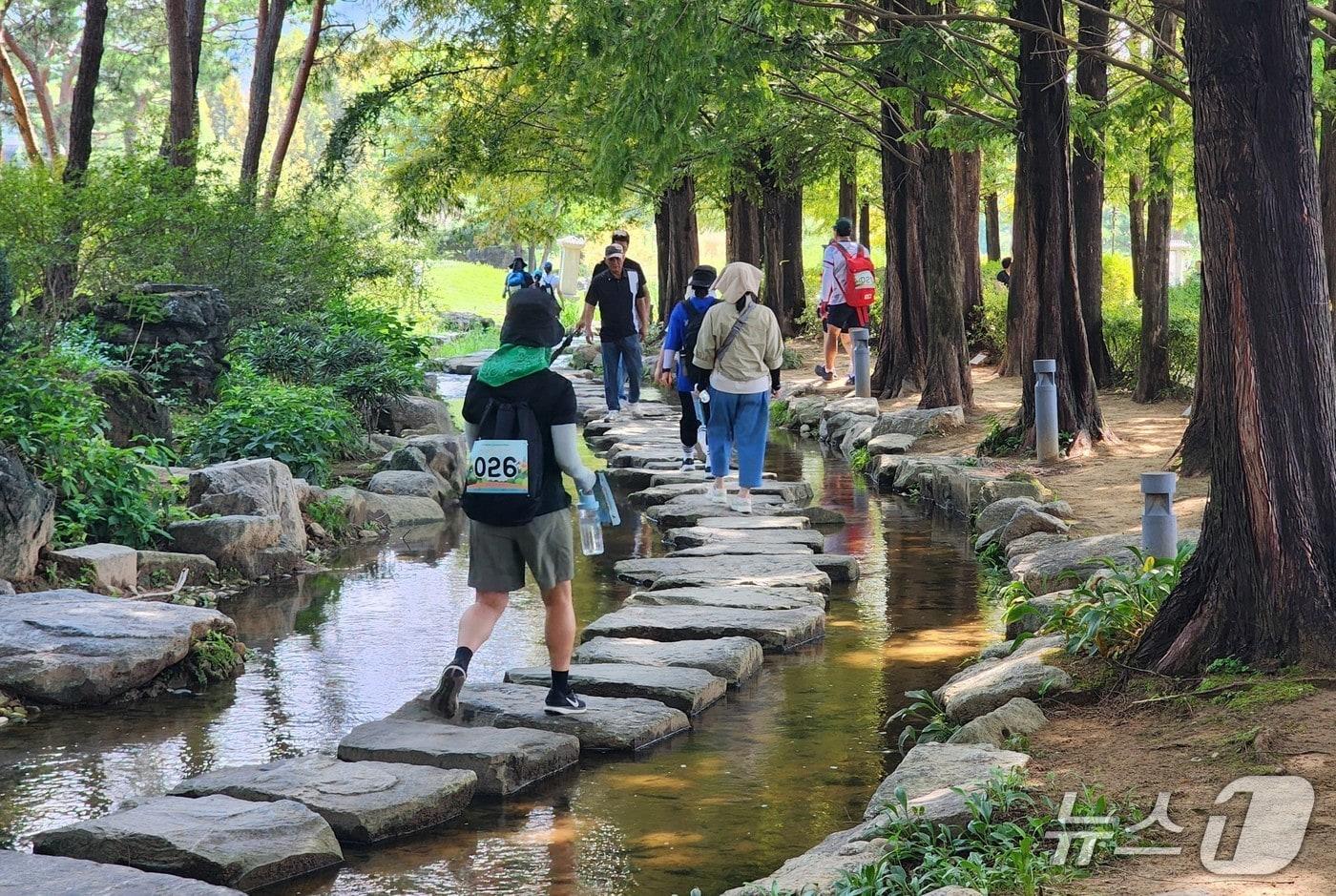 지난해 9월 양평에서 열린 한강수계 걷기행사에서 참가자들이 두물머리 코스를 걷고 있는 모습.(한강청 제공)