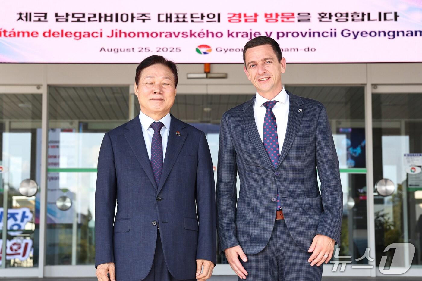 박완수 경남지사(왼쪽)가 25일 도청을 방문한 체코 남모라비아주 얀 그롤리흐 주지사와 기념촬영을 하고 있다.(경남도 제공. 재판매 및 DB금지)