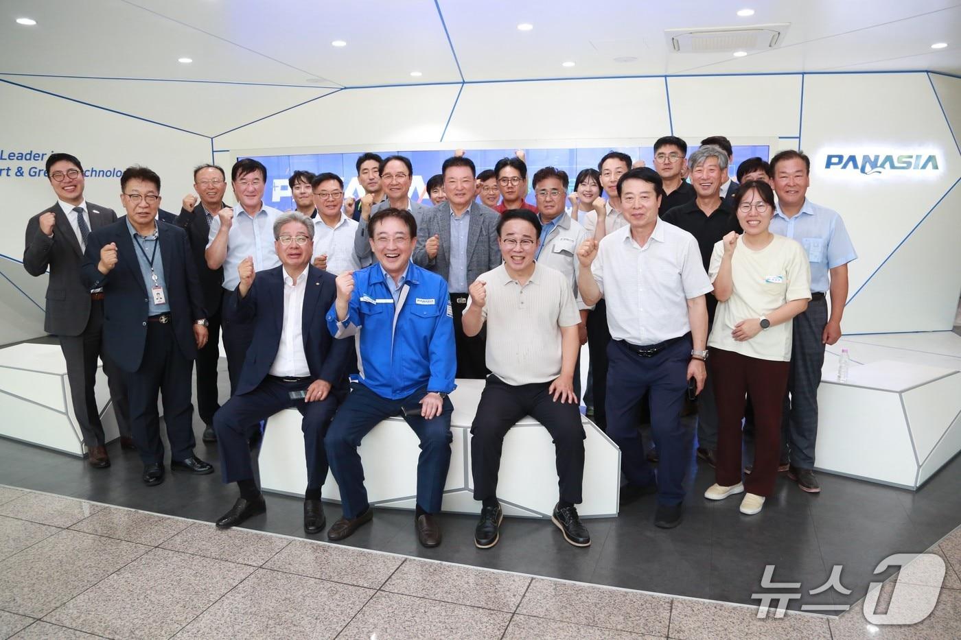 부산진해경제자유구역청이 실시한 기업현장투어 참석자들이 기념사진을 촬영하고 있다.(경자청 제공. 재판매 및 DB금지)