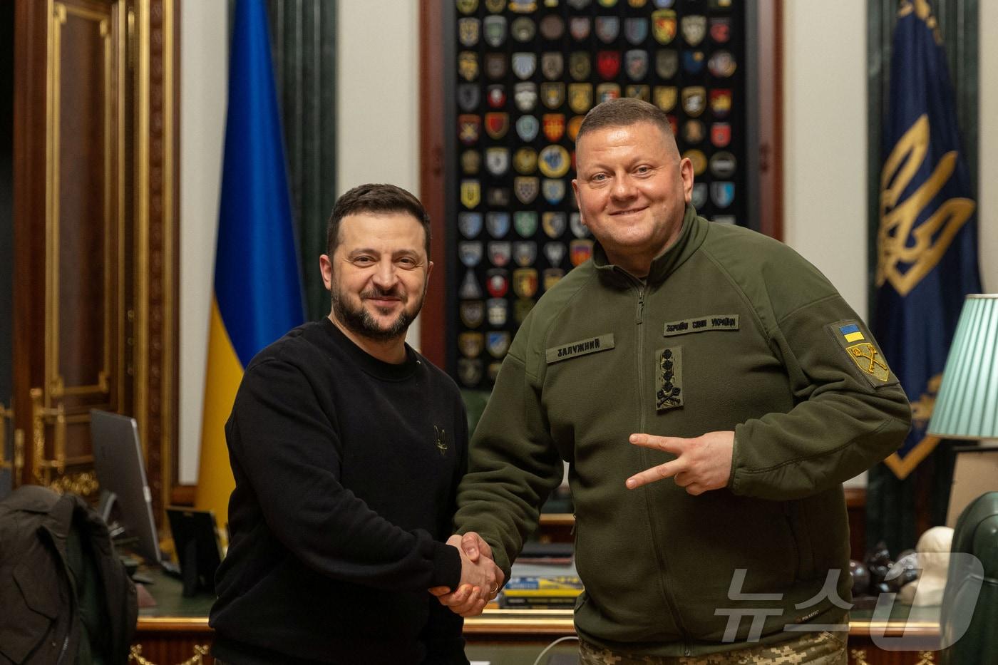 볼로디미르 젤렌스키 우크라이나 대통령&#40;왼쪽&#41;과 발레리 잘루즈니 전 우크라이나군 총사령관. 2024.02.08 ⓒ 로이터=뉴스1 ⓒ News1 이지예 객원기자