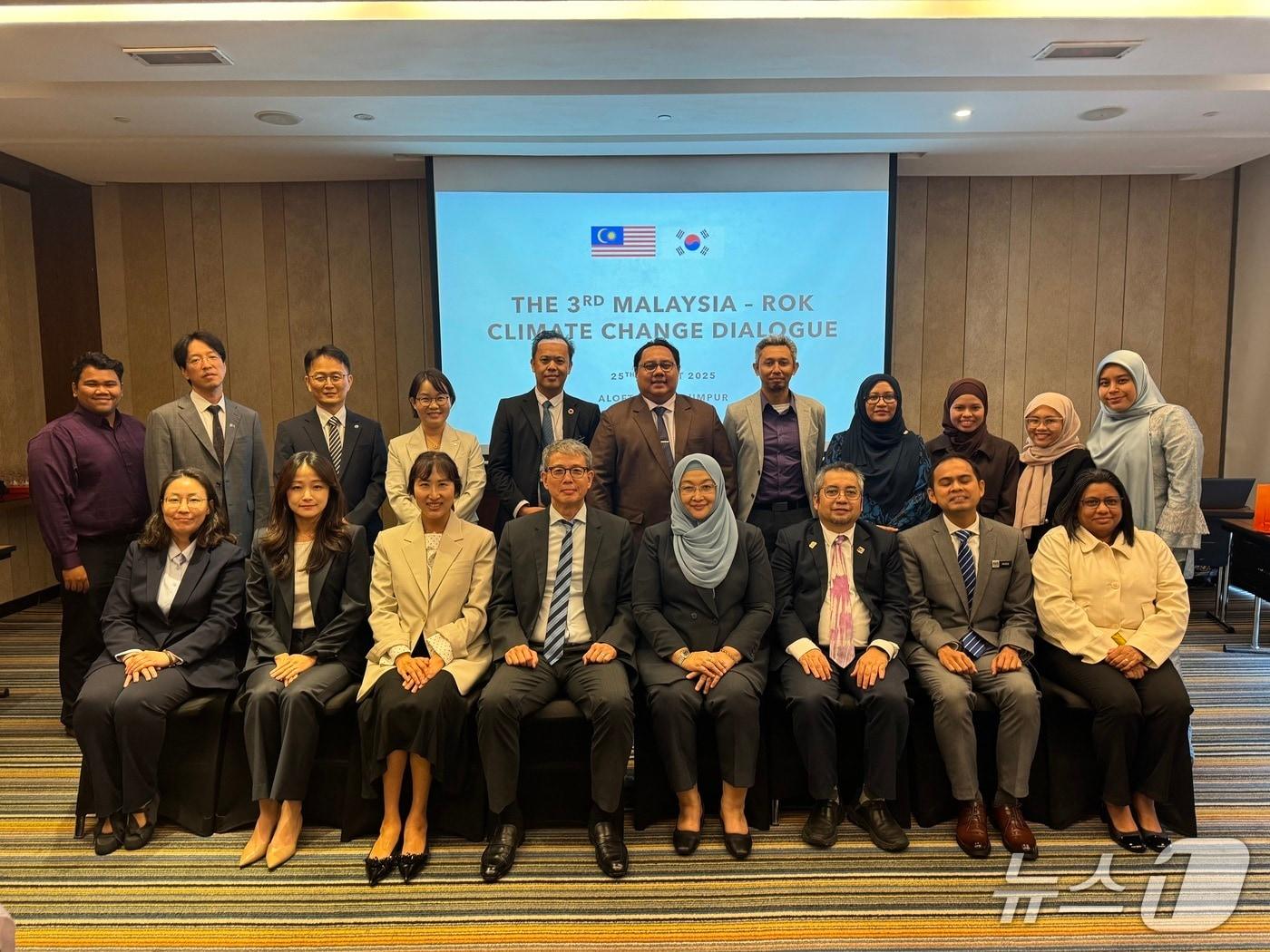 본문 이미지 - 정기용 외교부 기후변화대사와 다툭 노르 야하티 빈티 아왕 말레이시아 천연자원·환경지속가능부 환경지속가능 차관보는 25일 말레이시아 쿠알라룸푸르에서 제3차 한-말레이시아 기후변화대화를 개최했다. 2025.08.25. (외교부 제공)