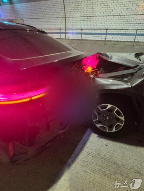 본문 이미지 - 25일 오후 부산 사하구 천마터널에서 영도 방면으로 주행하던 스포츠유틸리티차량(SUV)이 앞서가던 승용차를 추돌해 차량이 파손돼 있다. (부산 사하경찰서 제공. 재판매 및 DB 금지)