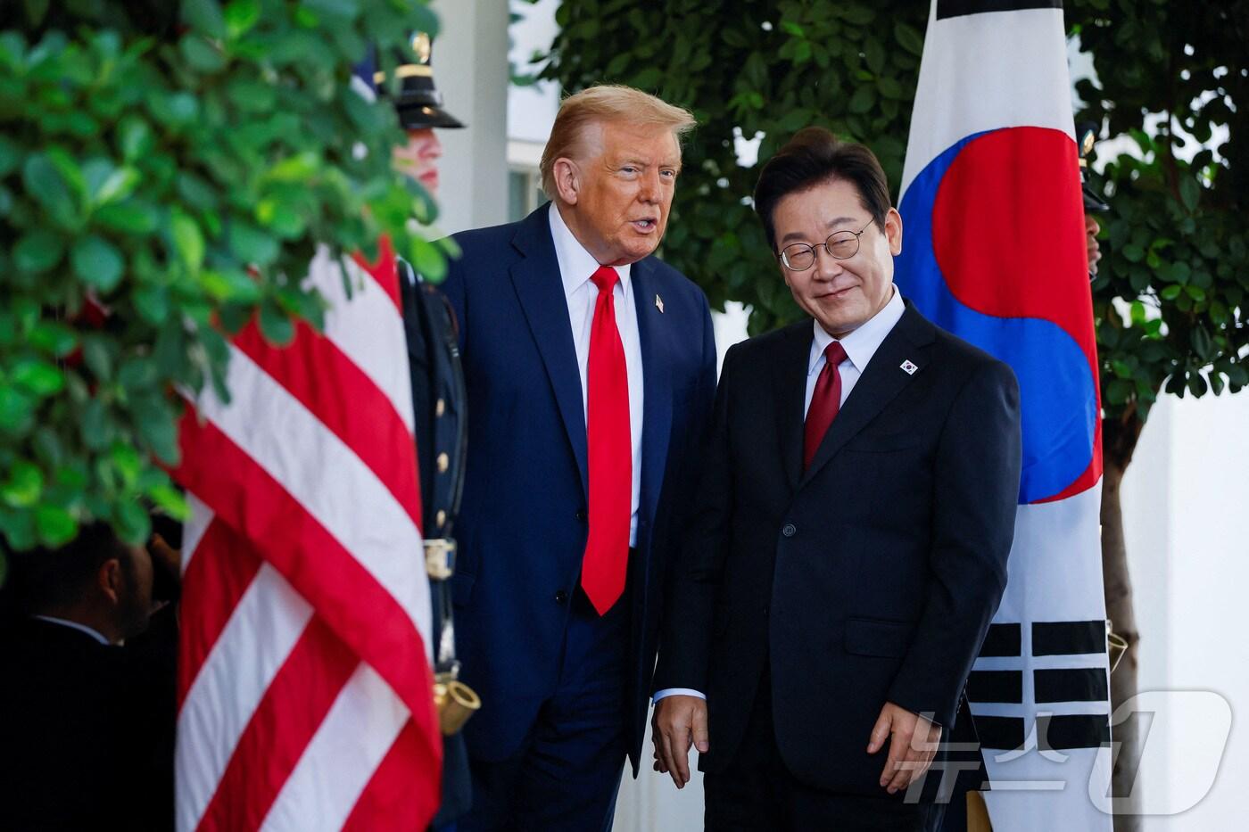 25일(현지시간) 이재명 대통령과 도널드 트럼프 미국 대통령이 워싱턴 백악관에서 인사를 나누고 있다. 2025.08.25 ⓒ 로이터=뉴스1 ⓒ News1 김지완 기자