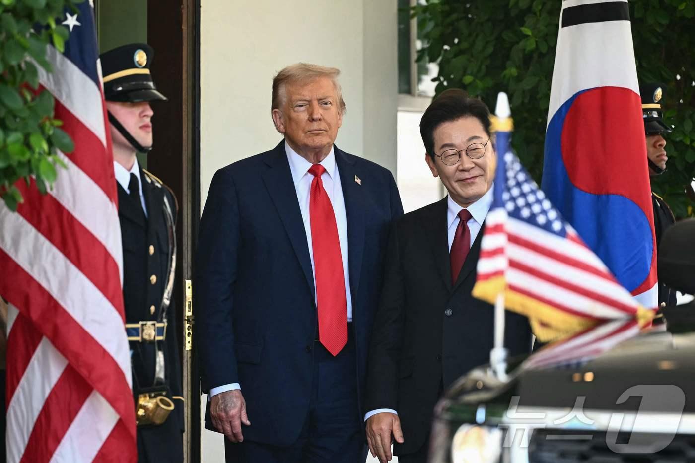 이재명 대통령이 25일&#40;현지시간&#41; 미국 워싱턴 백악관에서 도널드 트럼프 미국 대통령을 만나 인사를 나누고 있다. ⓒ AFP=뉴스1 ⓒ News1 신웅수 기자