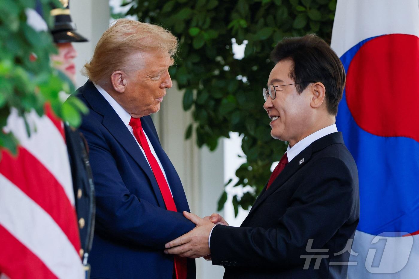 이재명 대통령이 지난 8월 25일(현지시간) 미국 워싱턴 백악관에서 도널드 트럼프 미국 대통령을 만나 인사를 나누고 있다. ⓒ 로이터=뉴스1 ⓒ News1 신웅수 기자