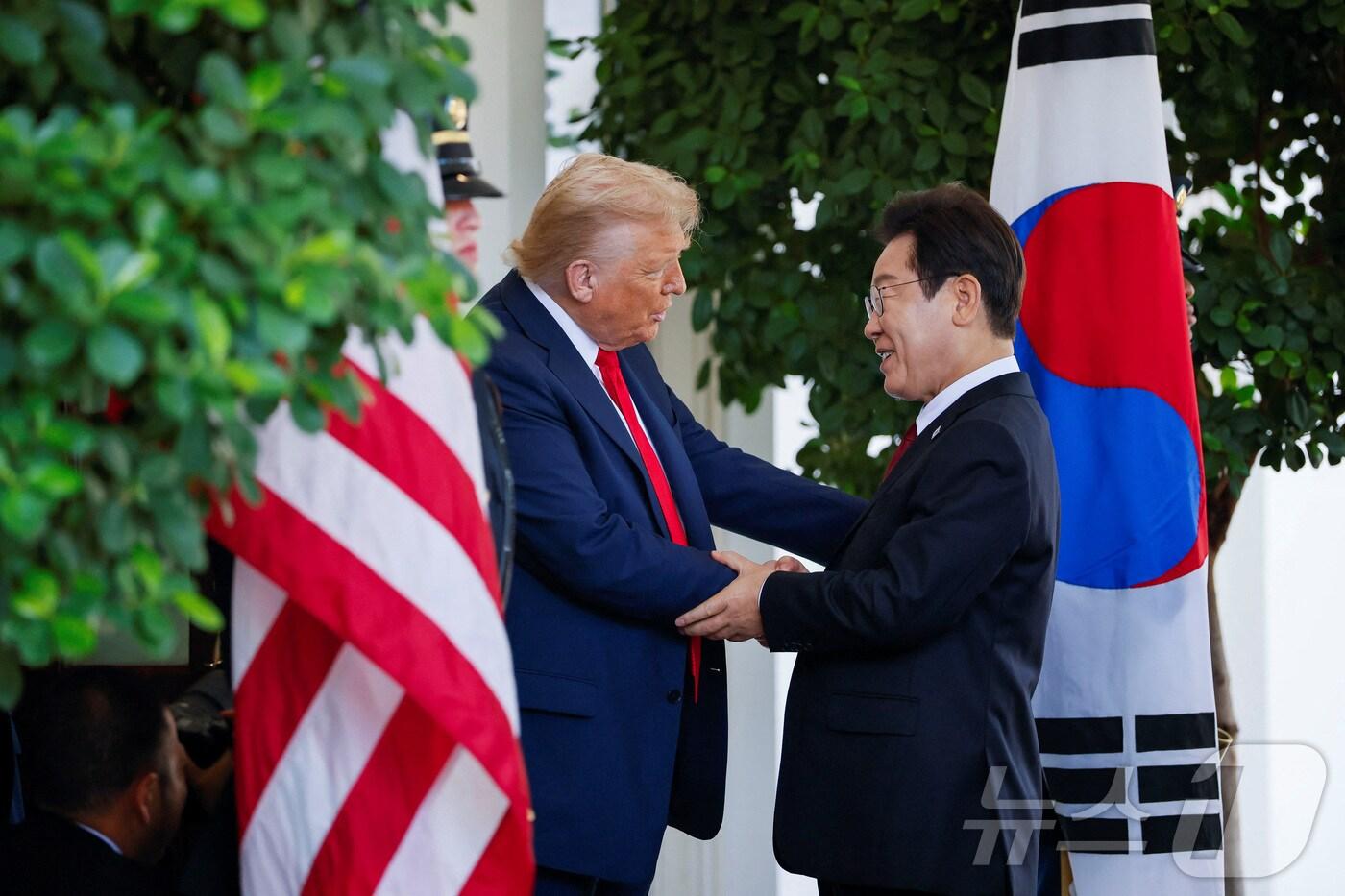 이재명 대통령이 25일(현지시간) 미국 워싱턴 백악관에서 도널드 트럼프 미국 대통령을 만나 인사를 나누고 있다. ⓒ 로이터=뉴스1 ⓒ News1 신웅수 기자