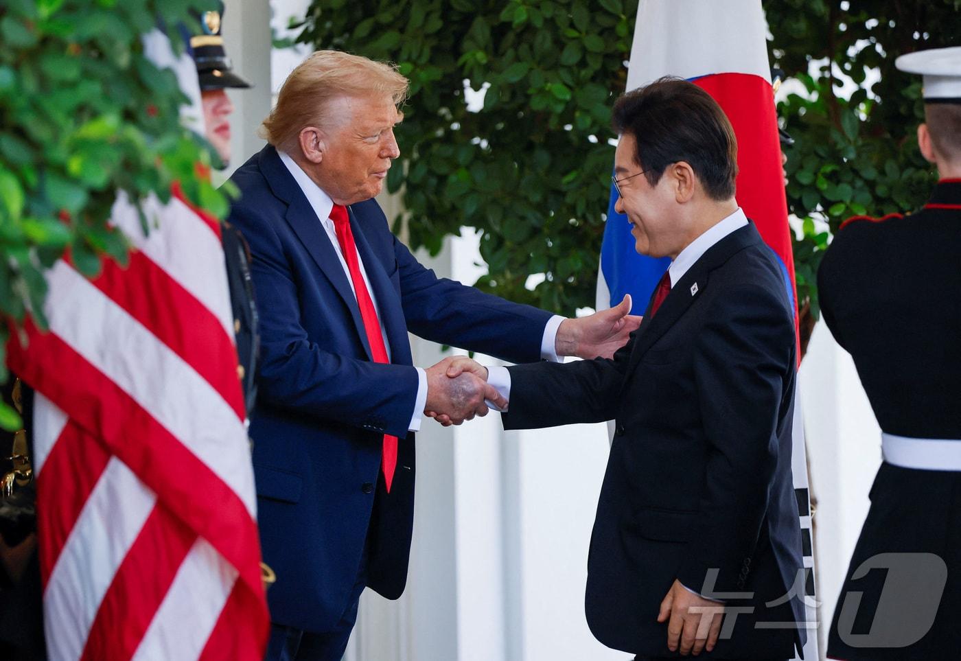 이재명 대통령이 25일(현지시간) 미국 워싱턴 백악관에서 도널드 트럼프 미국 대통령을 만나 인사를 나누고 있다. ⓒ 로이터=뉴스1 ⓒ News1 신웅수 기자