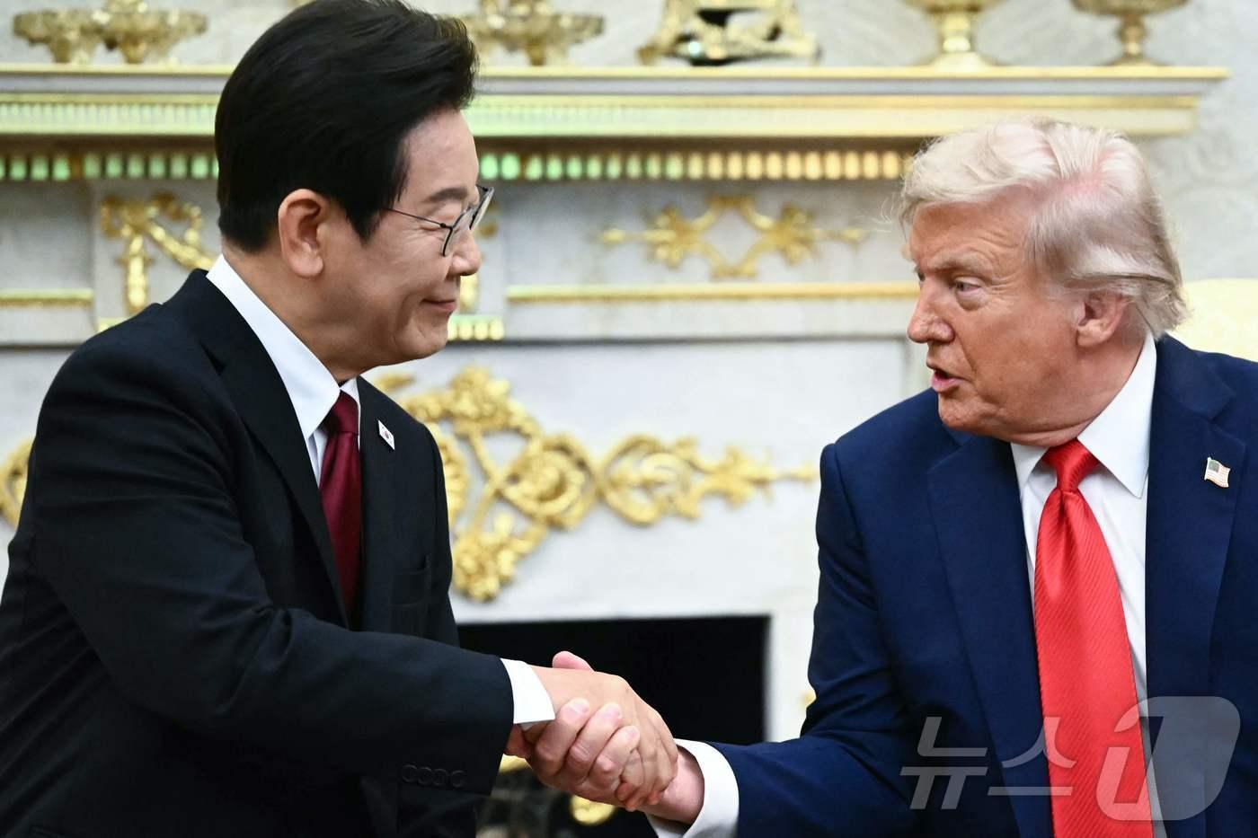 이재명 대통령이 25일&#40;현지시간&#41; 미국 워싱턴 백악관에서 도널드 트럼프 미국 대통령과 한미 정상회담에 앞서 악수하고 있다. ⓒ AFP=뉴스1 ⓒ News1 신웅수 기자