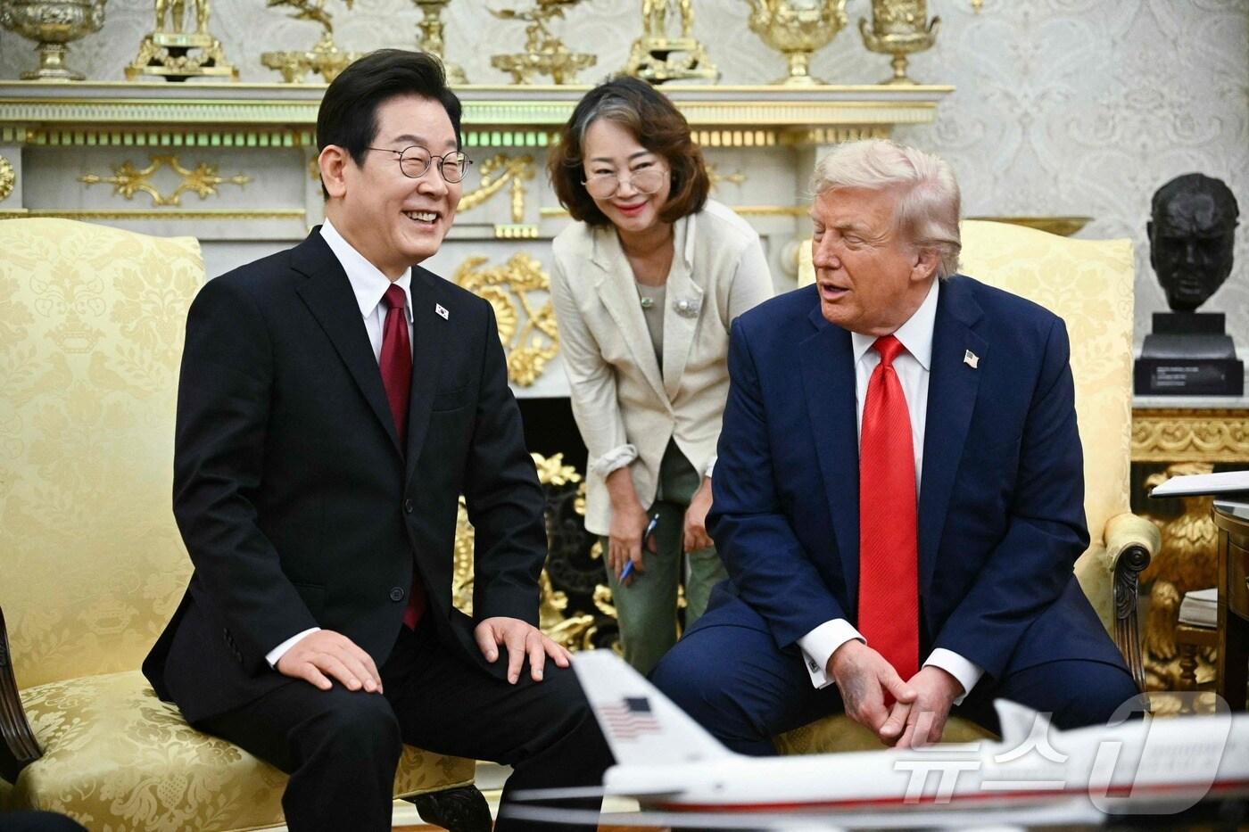 25일&#40;현지시간&#41; 이재명 대통령과 도널드 트럼프 미국 대통령이 백악관 집무실에서 정상회담을 하고 있다. 2025.08.25 ⓒ AFP=뉴스1 ⓒ News1 김지완 기자