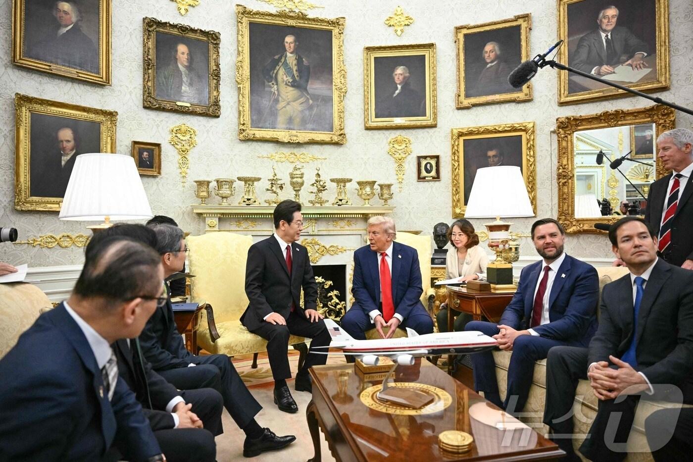 이재명 대통령이 25일(현지시간) 미국 워싱턴 백악관에서 도널드 트럼프 미국 대통령과 한미 정상회담을 하고 있다. ⓒ AFP=뉴스1 ⓒ News1 신웅수 기자