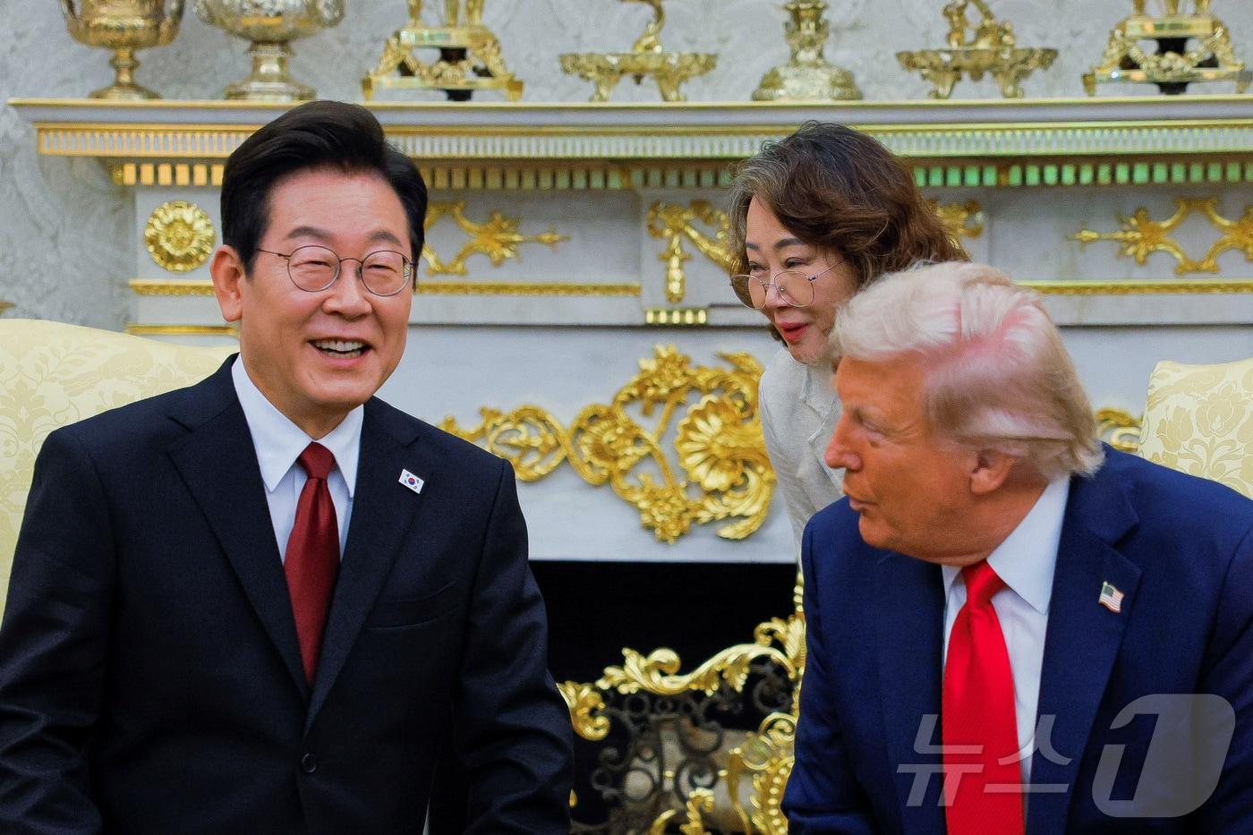 25일&#40;현지시간&#41; 이재명 대통령과 도널드 트럼프 미국 대통령이 백악관에서 정상회담을 갖고 있는 가운데 이연향 미 국무부 통역국장이 트럼프 발언을  통역하고 있다. 2025.08.25 ⓒ 로이터=뉴스1 ⓒ News1 김지완 기자