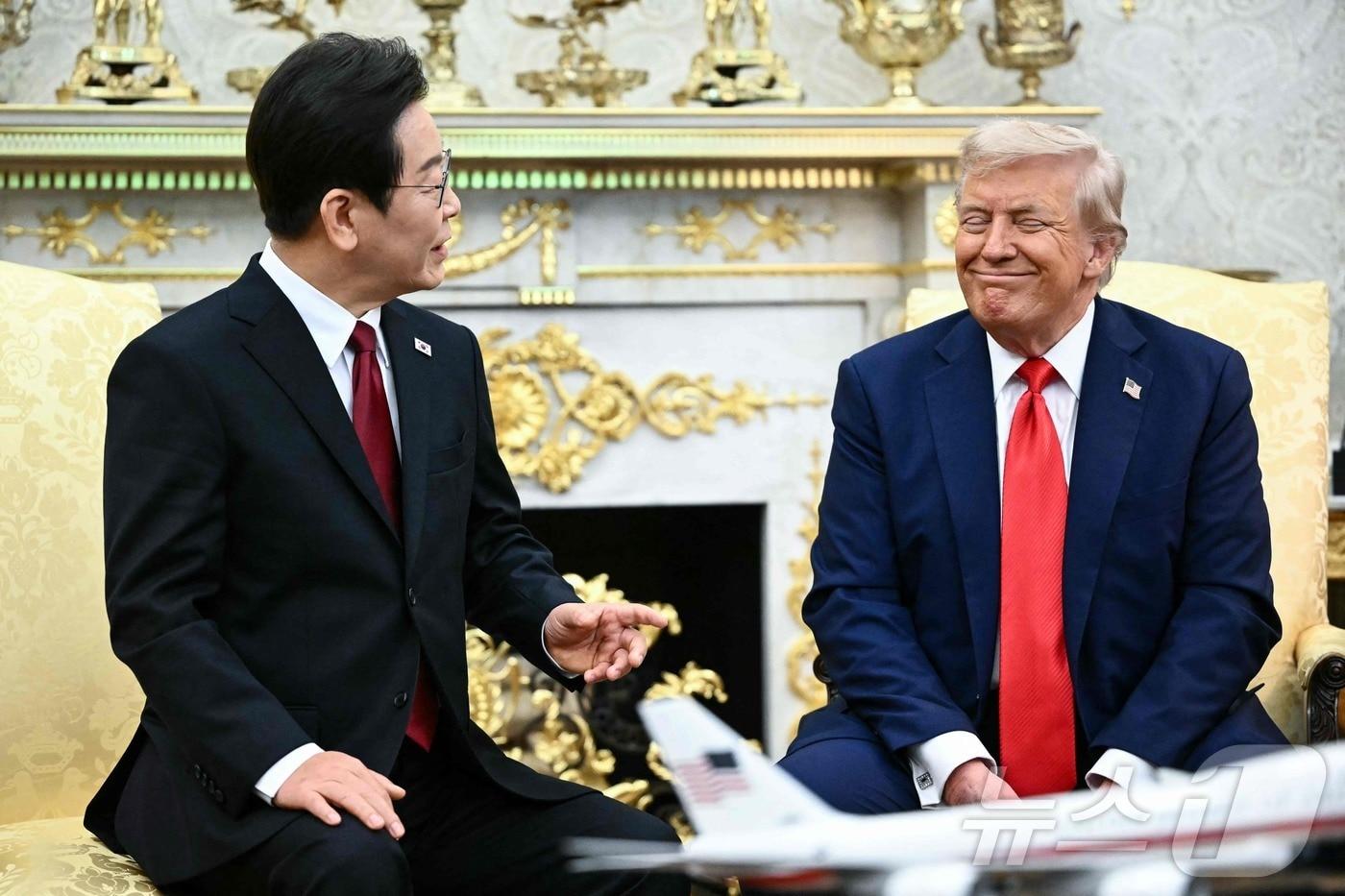 이재명 대통령이 25일&#40;현지시간&#41; 미국 워싱턴 백악관에서 도널드 트럼프 미국 대통령과 한미 정상회담을 하고 있다. ⓒ AFP=뉴스1 ⓒ News1 신웅수 기자