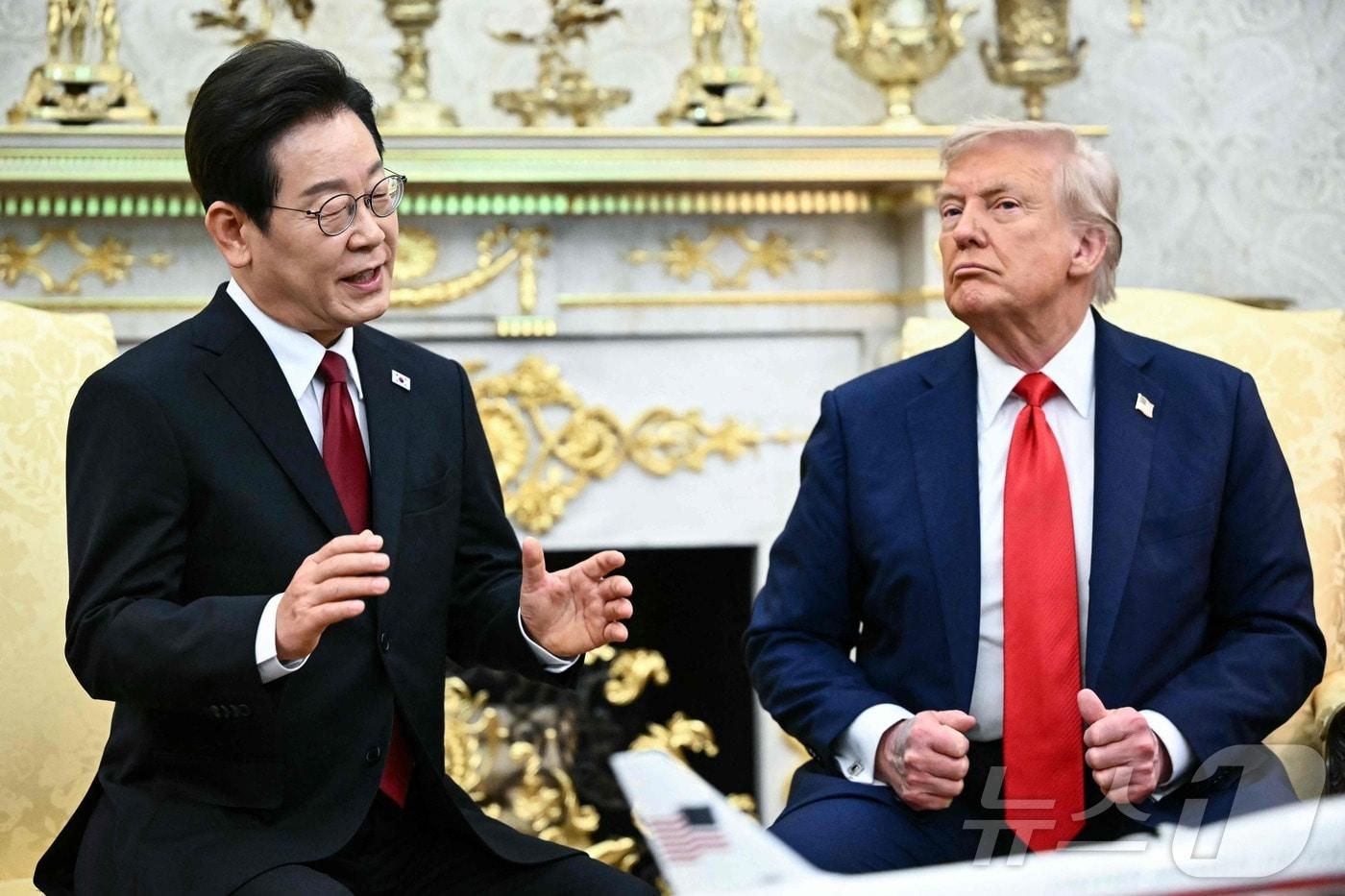 이재명 대통령이 25일(현지시간) 미국 워싱턴 백악관에서 도널드 트럼프 미국 대통령과 한미 정상회담을 하고 있다. ⓒ AFP=뉴스1 ⓒ News1 신웅수 기자