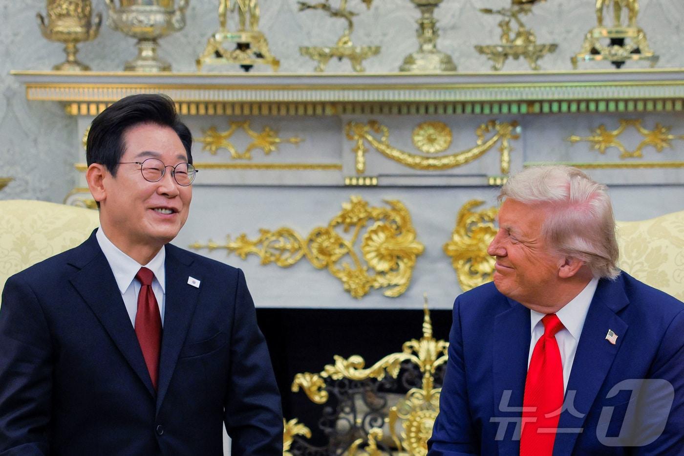 이재명 대통령이 25일&#40;현지시간&#41; 미국 워싱턴 백악관에서 도널드 트럼프 미국 대통령과 한미 정상회담을 하고 있다. ⓒ 로이터=뉴스1 ⓒ News1 신웅수 기자