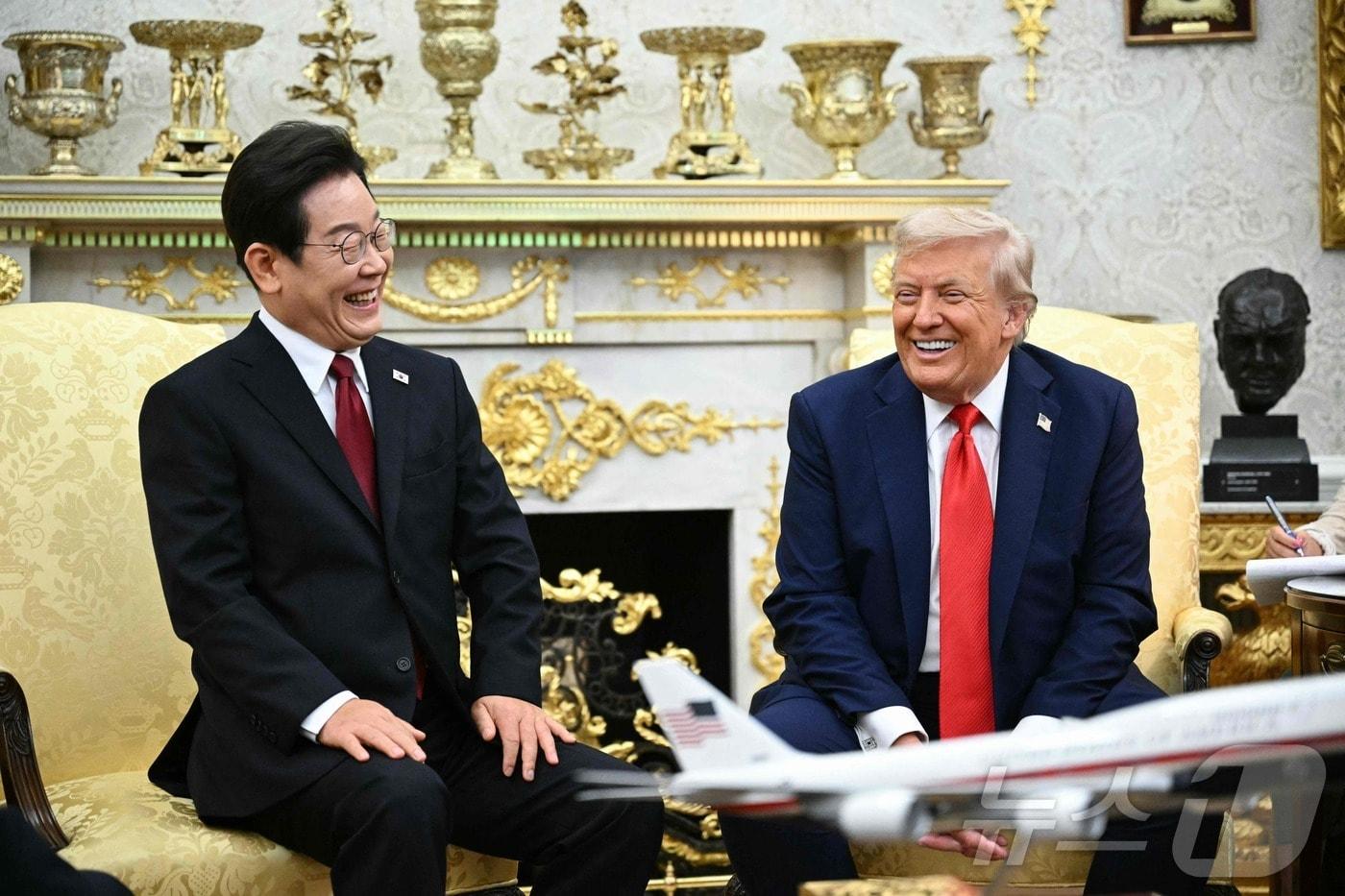 이재명 대통령이 25일&#40;현지시간&#41; 미국 워싱턴 백악관에서 도널드 트럼프 미국 대통령과 한미 정상회담을 하고 있다. ⓒ AFP=뉴스1 ⓒ News1 신웅수 기자