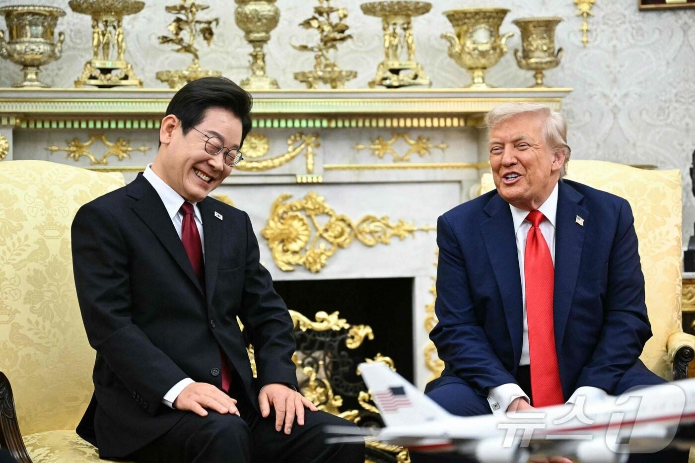 이재명 대통령이 25일(현지시간) 미국 워싱턴 백악관에서 도널드 트럼프 미국 대통령과 한미 정상회담을 하고 있다. ⓒ AFP=뉴스1 ⓒ News1 신웅수 기자