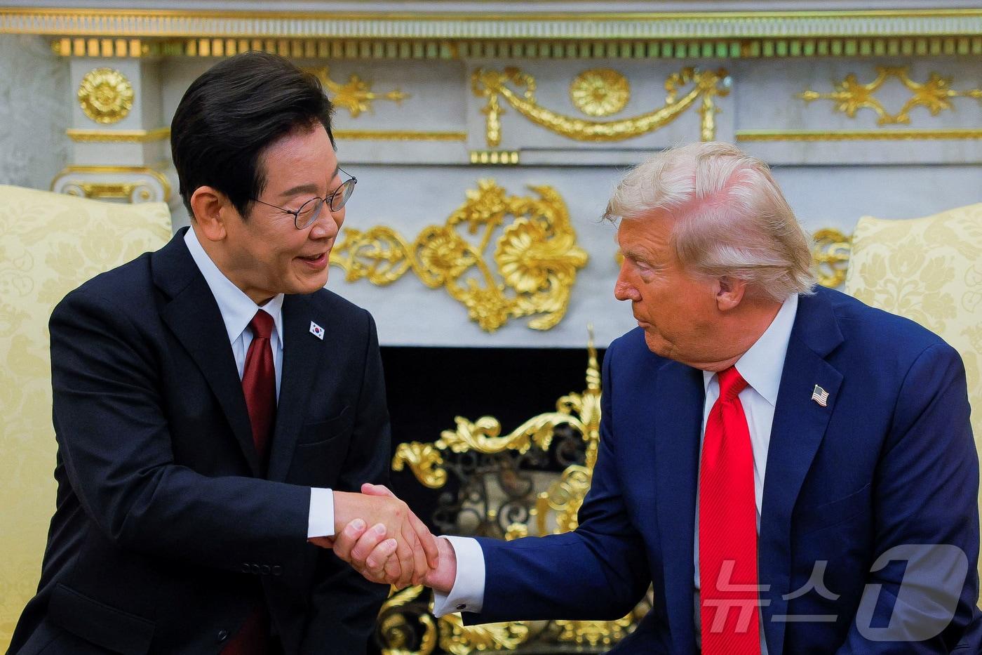 이재명 대통령이 25일&#40;현지시간&#41; 미국 워싱턴 백악관에서 도널드 트럼프 미국 대통령과 한미 정상회담을 하고 있다. ⓒ 로이터=뉴스1 ⓒ News1 신웅수 기자