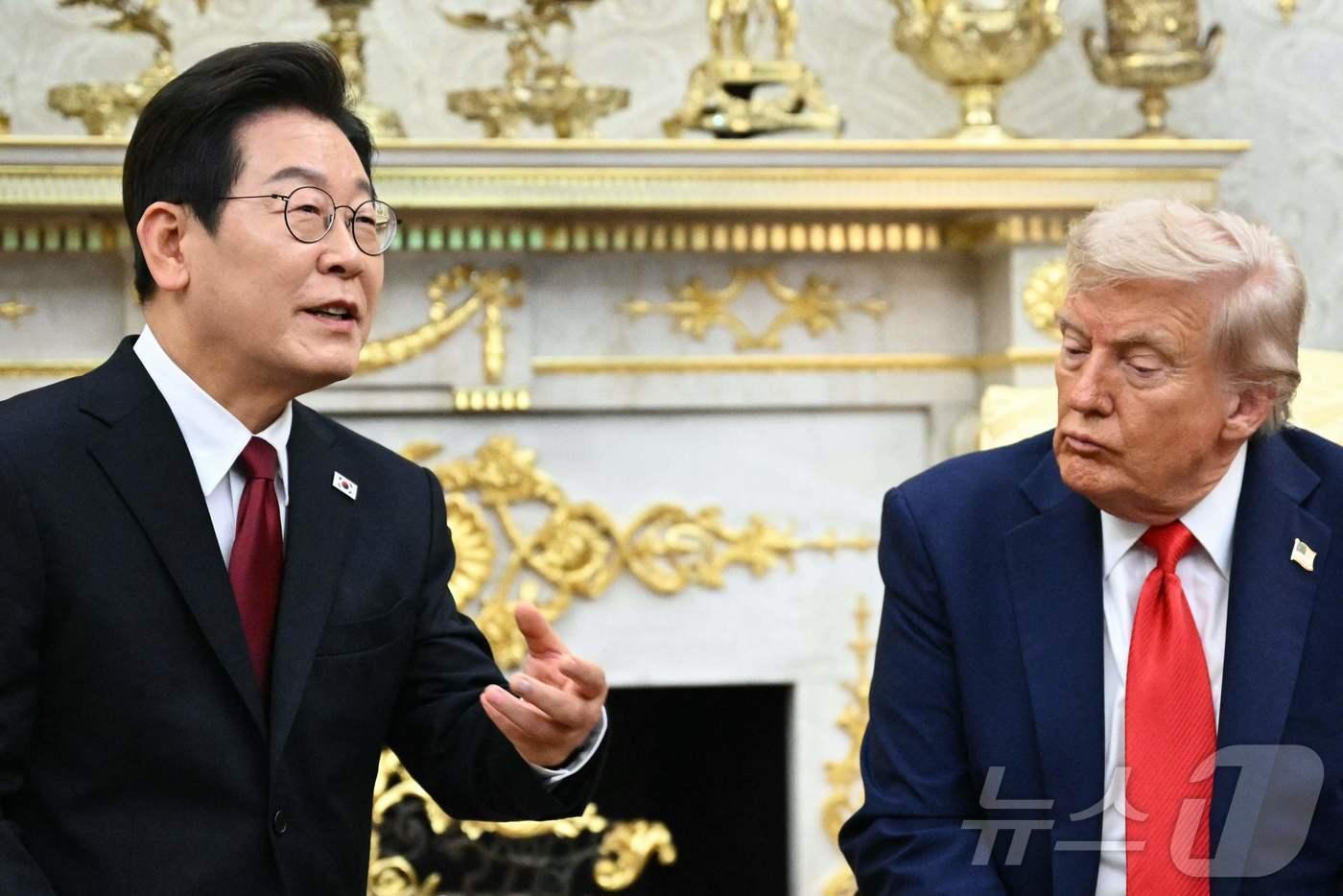 이재명 대통령이 지난 25일&#40;현지시간&#41; 미국 워싱턴 백악관에서 도널드 트럼프 미국 대통령과 한미 정상회담을 하고 있다. ⓒ AFP=뉴스1 ⓒ News1 신웅수 기자