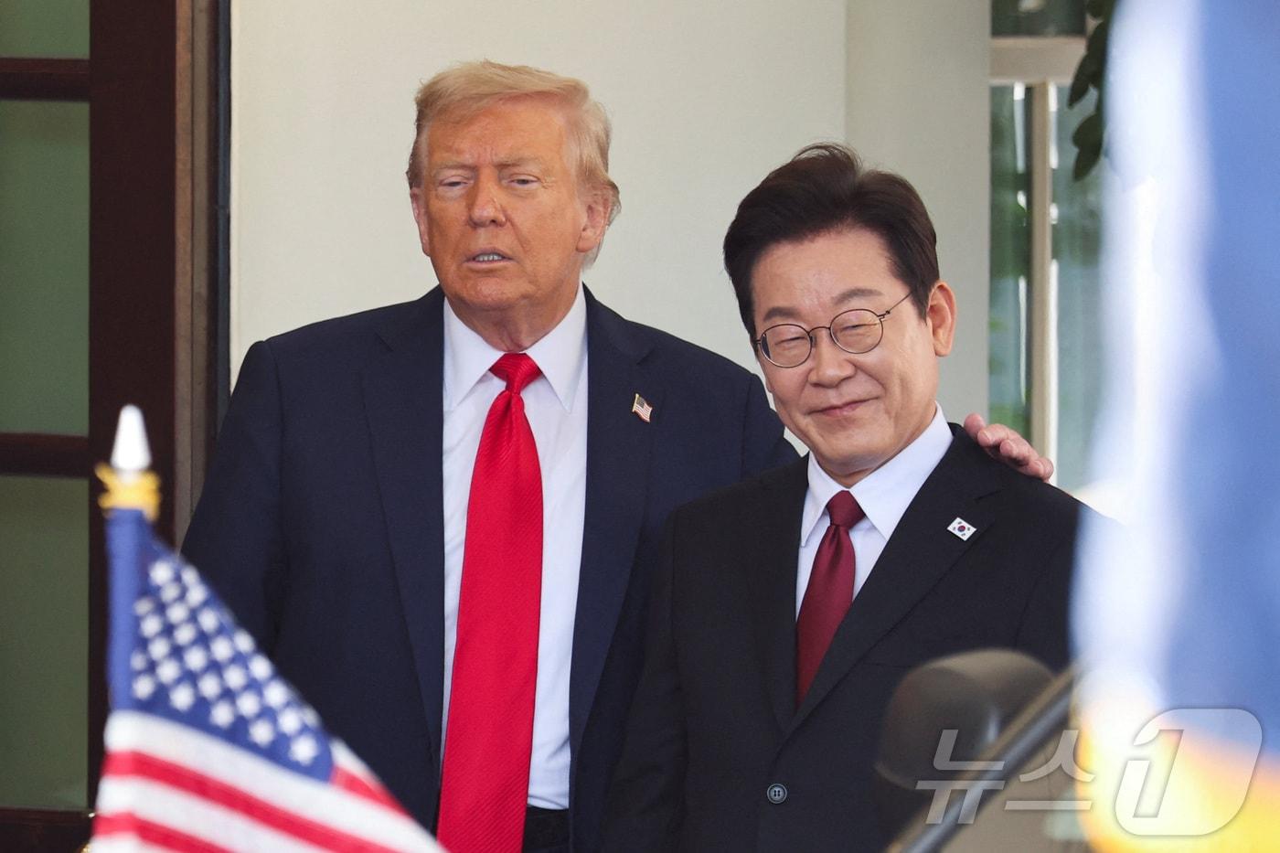 25일&#40;현지시간&#41; 이재명 대통령과 도널드 트럼프 대통령이 미국 워싱턴 백악관에서 인사를 나누고 있다. ⓒ 로이터=뉴스1 ⓒ News1 신웅수 기자