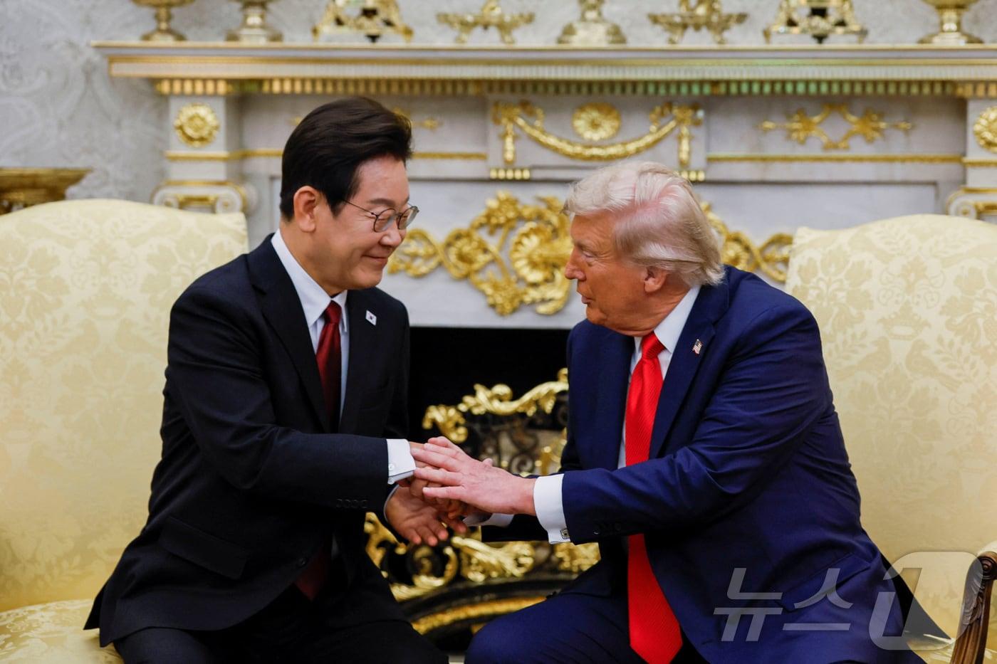 이재명 대통령이 25일&#40;현지시간&#41; 미국 워싱턴 백악관에서 도널드 트럼프 대통령과 한미 정상회담을 하고 있다. ⓒ 로이터=뉴스1 ⓒ News1 신웅수 기자