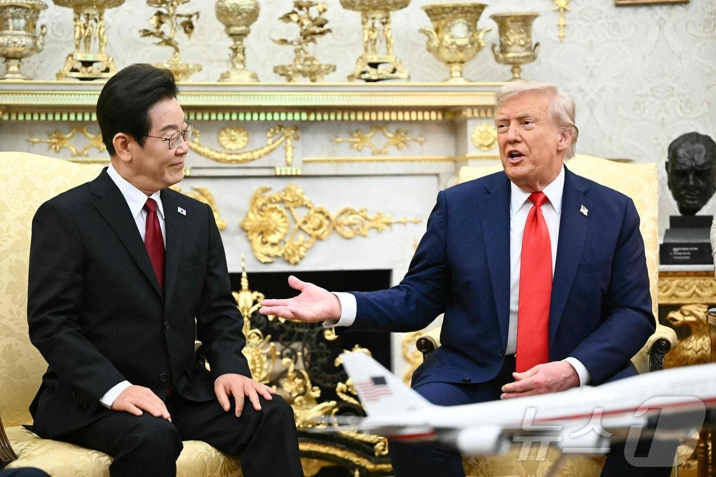 이재명 대통령이 25일&#40;현지시간&#41; 미국 워싱턴 백악관에서 도널드 트럼프 대통령과 한미 정상회담을 하고 있다. ⓒ AFP=뉴스1 ⓒ News1 신웅수 기자