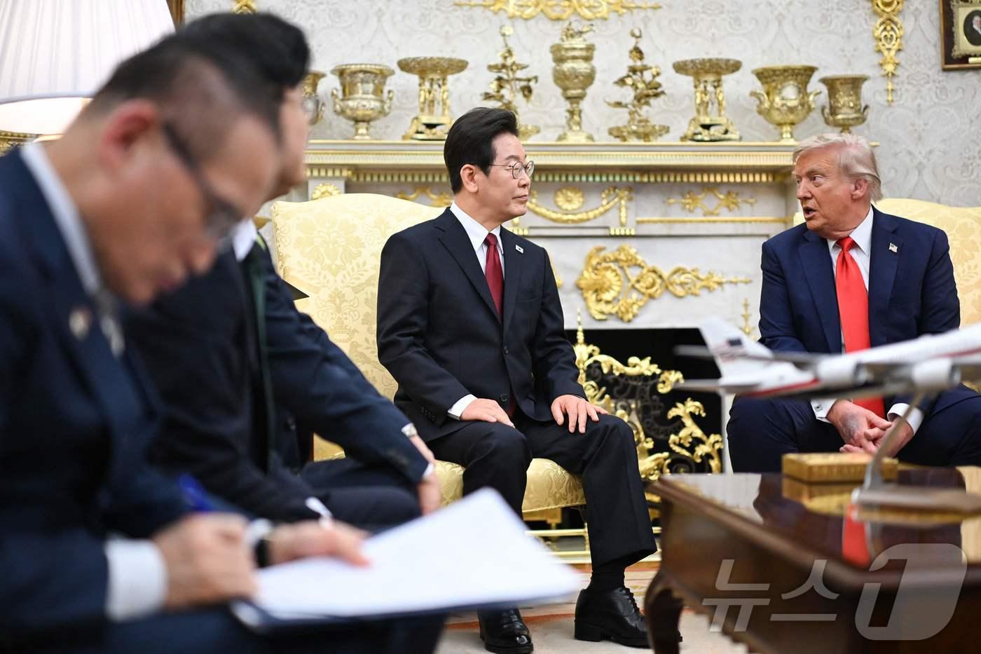이재명 대통령이 25일&#40;현지시간&#41; 미국 워싱턴 백악관에서 도널드 트럼프 대통령과 한미 정상회담을 하고 있다. ⓒ AFP=뉴스1 ⓒ News1 신웅수 기자