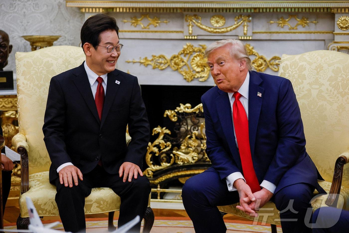 이재명 대통령이 25일&#40;현지시간&#41; 미국 워싱턴 백악관에서 도널드 트럼프 대통령과 한미 정상회담을 하고 있다. ⓒ 로이터=뉴스1 ⓒ News1 신웅수 기자