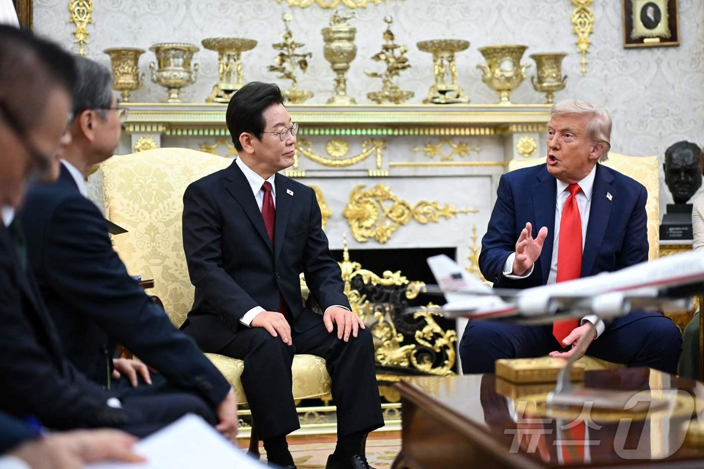 이재명 대통령이 25일(현지시간) 미국 워싱턴 백악관에서 도널드 트럼프 대통령과 한미 정상회담을 하고 있다. ⓒ AFP=뉴스1 ⓒ News1 신웅수 기자