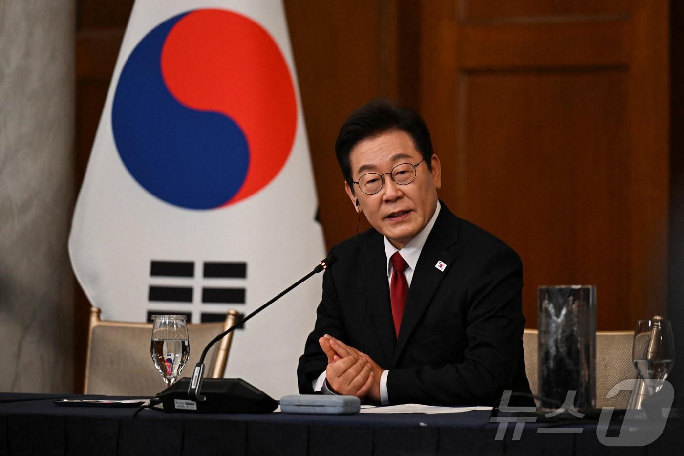 이재명 대통령이 25일&#40;현지시간&#41; 미국 워싱턴DC 윌라드 호텔에서 열린 한미 비즈니스 라운드 테이블에서 발언하고 있다. ⓒ 로이터=뉴스1 ⓒ News1 신웅수 기자